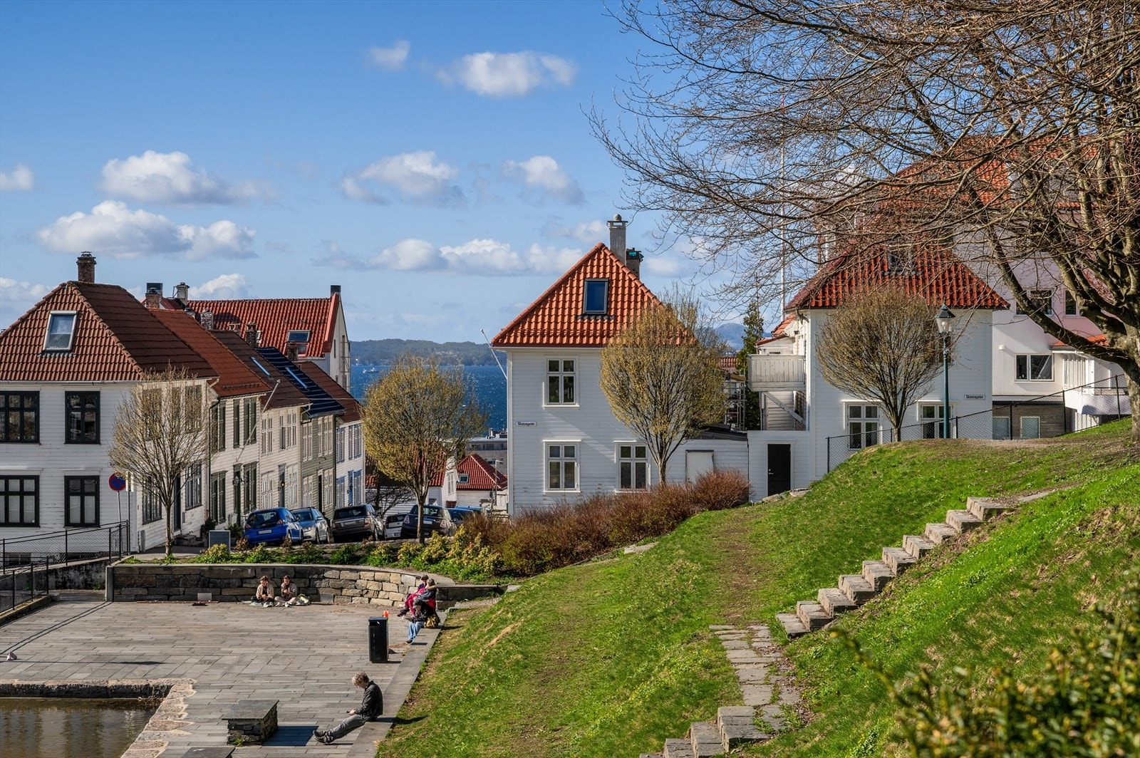 Beliggenheten byr på vakre omgivelser rett utenfor døren, med utsyn mot Skanselien og Skansevannet, og videre over byen og innseilingen fra Byfjorden. Her får du det beste av to verdener! Galleribilde