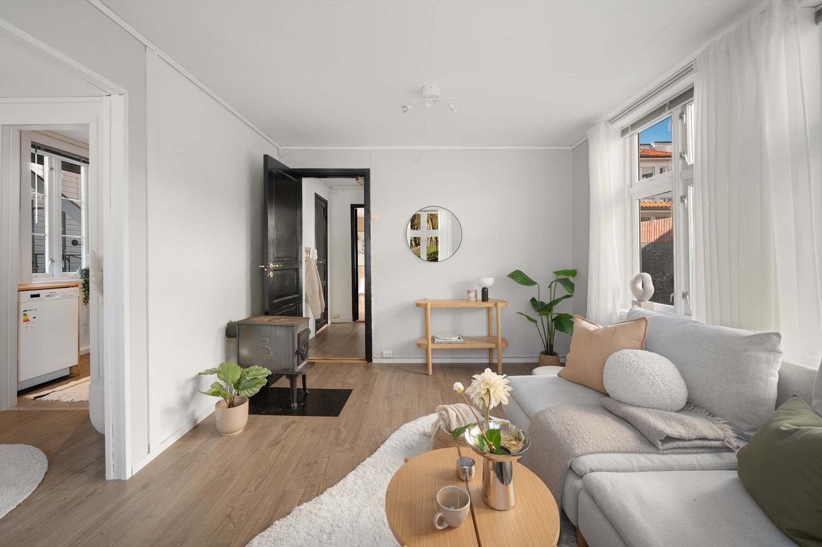 1. etasje har i senere tid vært benyttet som utleiedel, noe som gir boligen fleksible bruksmuligheter, enten som en integrert del av hoveddelen eller som en skjermet enhet godt egnet for utleie. Galleribilde
