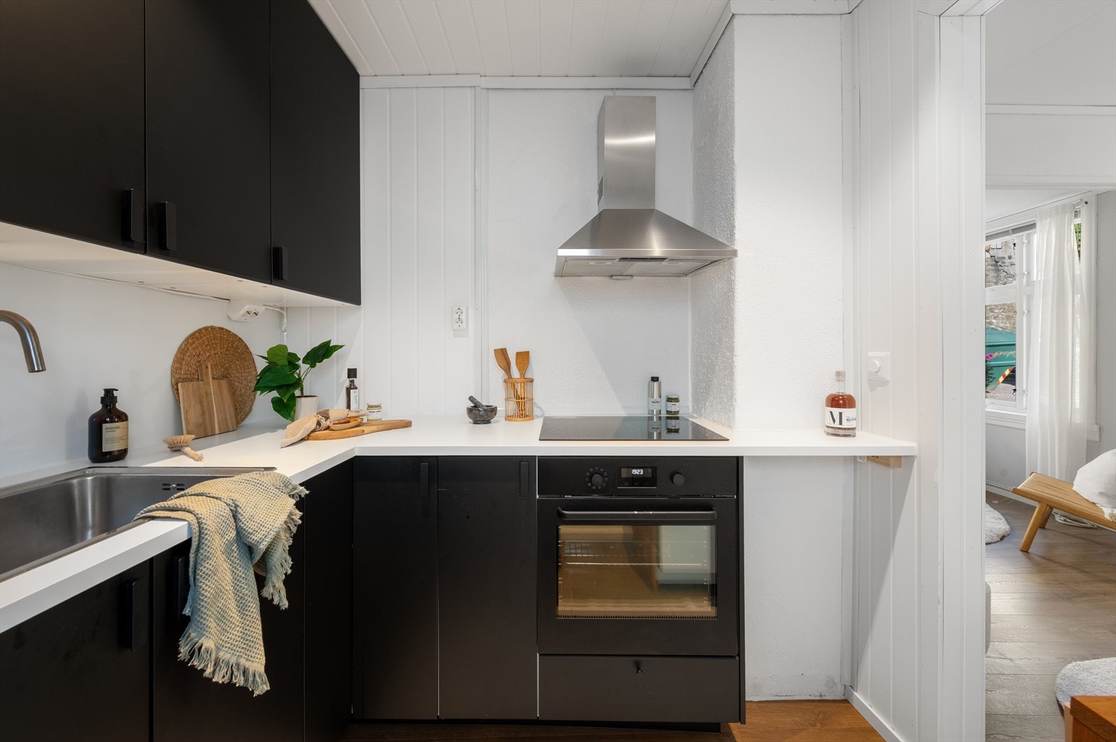 Kjøkkeninnredning fra IKEA med glatte fronter og benkeplate i laminat. Kjøkkenet har et moderne og funksjonelt uttrykk, og er utstyrt med nedfelt stålvask Galleribilde