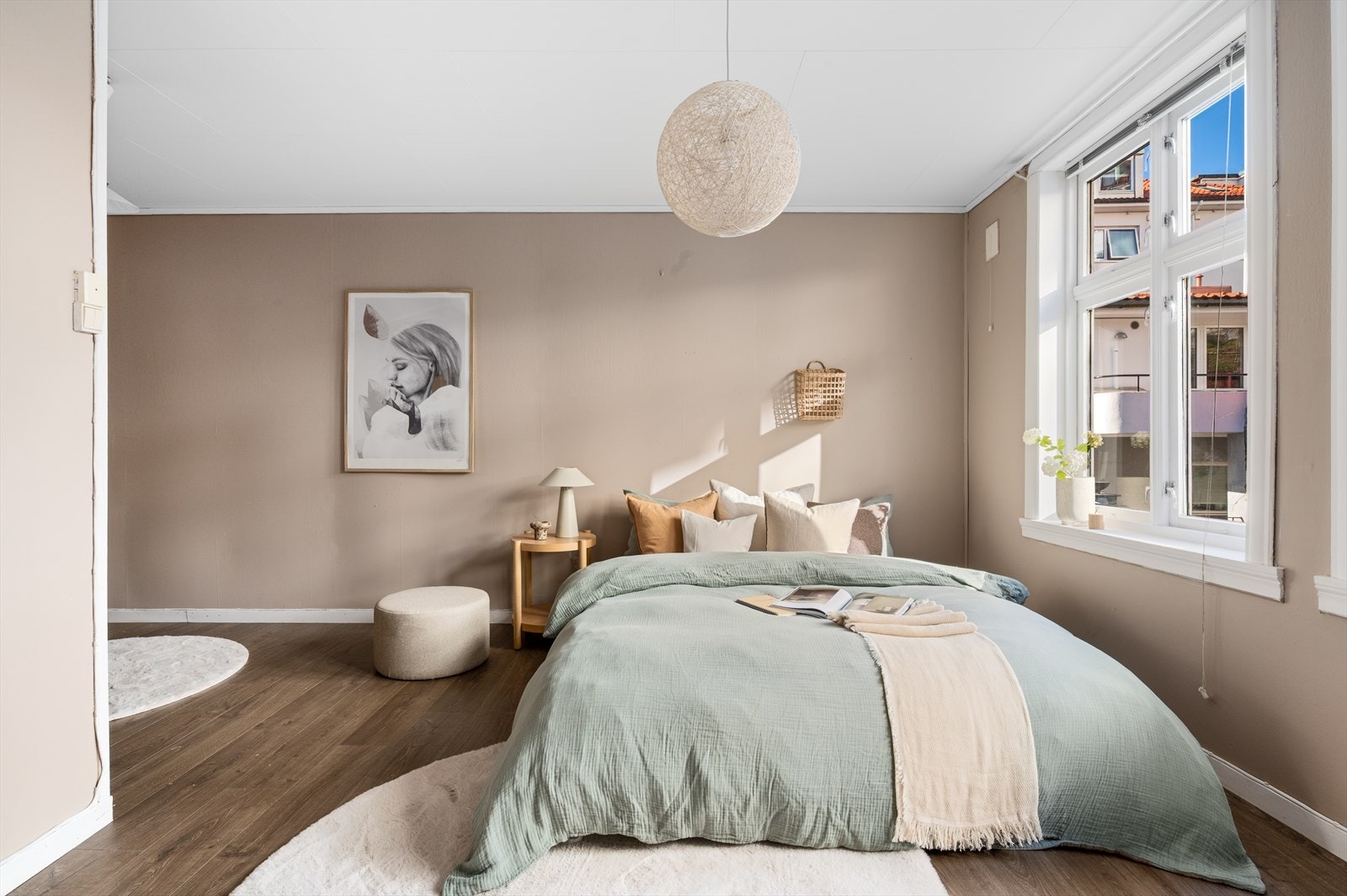 Store vindusflater sørger for godt med naturlig lys. Det er god plass til seng, nattbord, garderobe og annet ønsket møblement. Galleribilde