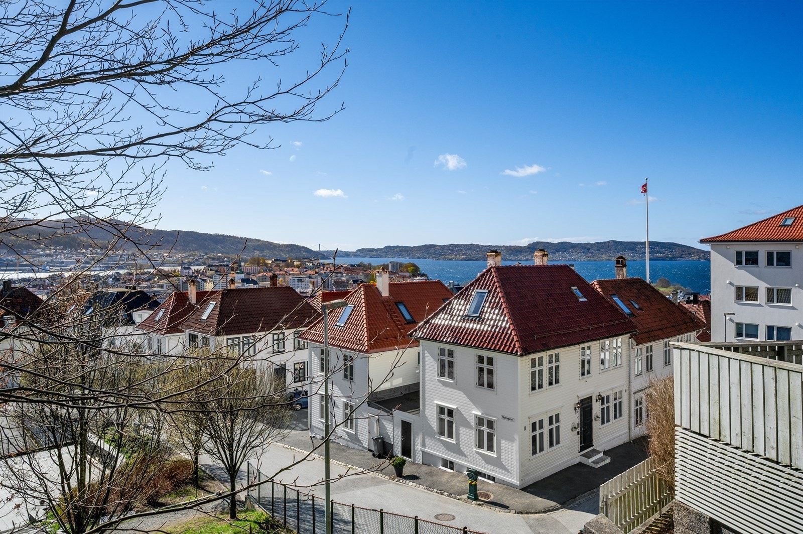 Fra Skansen ser du byen slik den er ment å ses. Samtidig er du skjermet. Blindveien gir fred. Nabolaget gir trygghet. Og Byfjellene er rett rundt hjørnet når du trenger natur og stillhet. Galleribilde