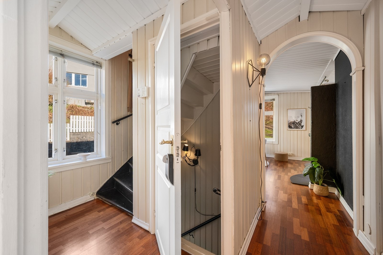 Adkomst til hovedetasje og 1. etasje går via felles inngang, med trappegang mellom etasjene. Galleribilde