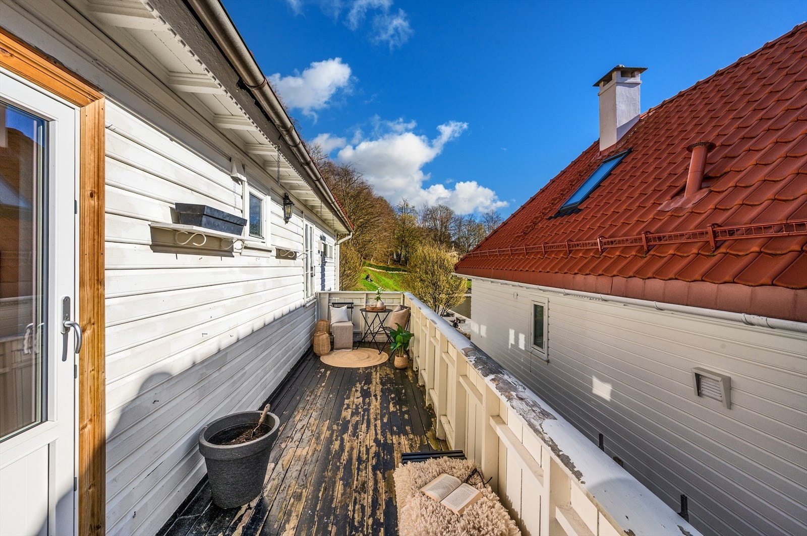 11 m² med utsikt over Skansevannet. Her starter dagen om sommeren og avsluttes med middag under åpen himmel og Bergen som kulisse Galleribilde