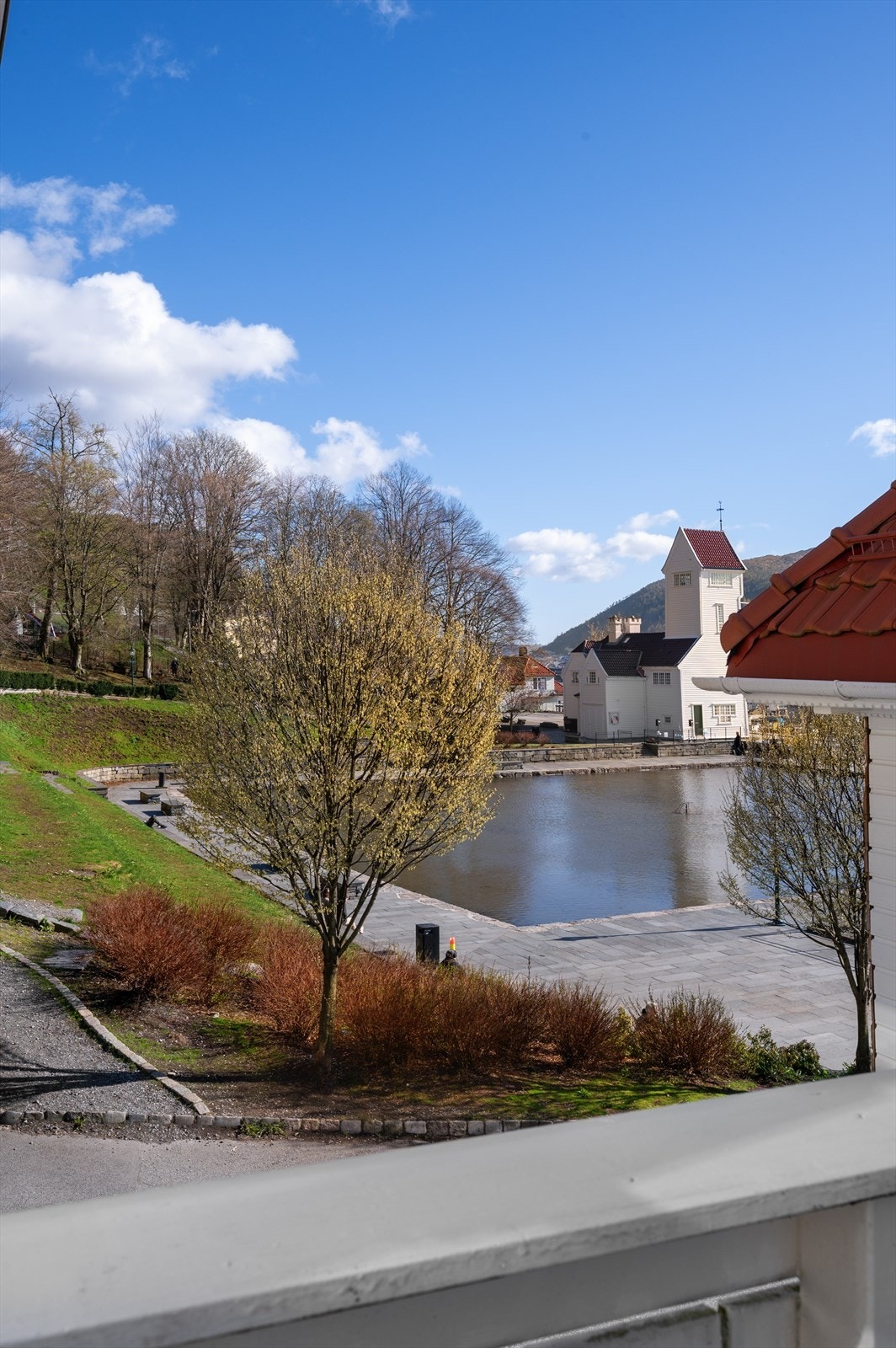 Utsikten er åpen og langstrakt - over parken, videre mot sentrum. Om vinteren skimter du gjerne unger på skøyter nede ved vannet. Galleribilde
