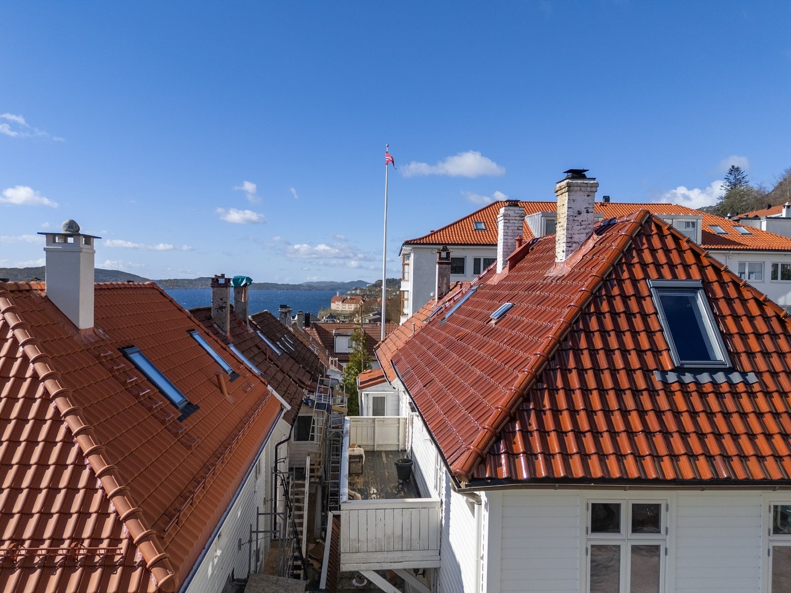 Taket er glassert hollandsk takstein, som er regnet for noe av det beste og mest slitesterke man kan få tak i. Galleribilde
