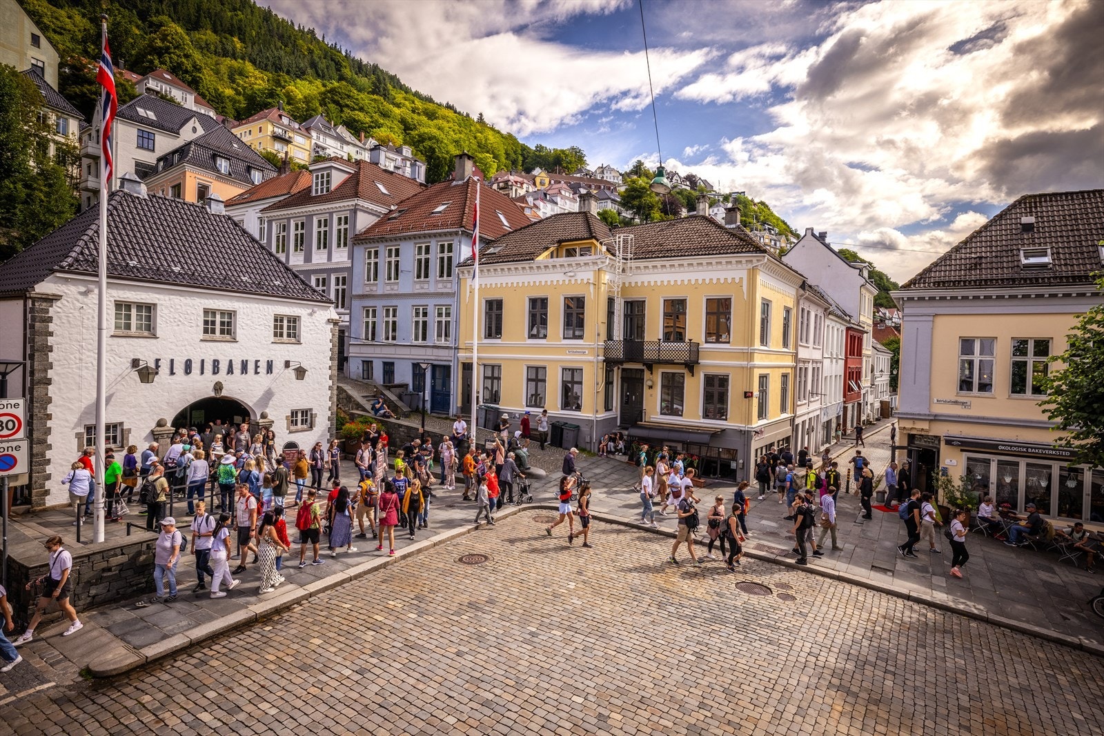 På et par minutter til fots når du Bryggen og bykjernen, med sitt brede utvalg av servicetilbud, restauranter, caféer og kulturtilbud. Galleribilde