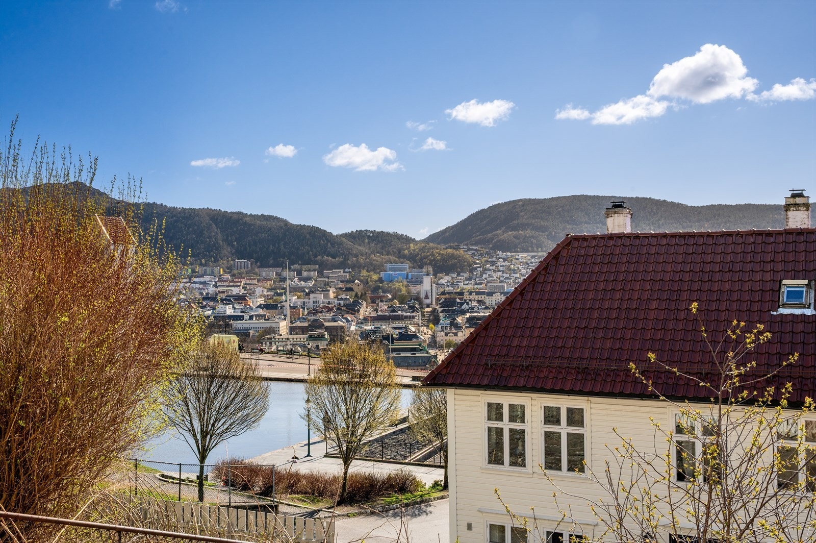 Boliger som dette kommer ikke ofte på markedet, de blir gjerne i en familie i flere generasjoner. Skansen er en av Bergens mest ettertraktede adresser - et historisk kvarter med hvite trehus, røde tegltak og en atmosfære som få andre steder i byen kan mat Galleribilde