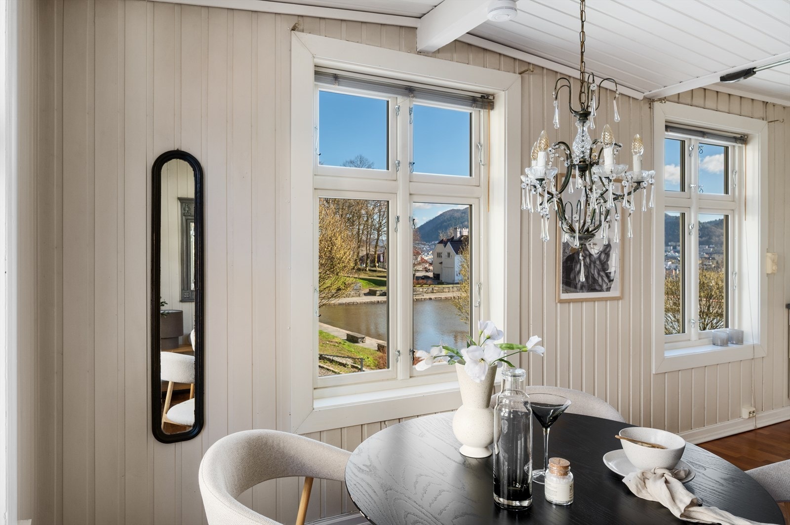Herfra har du utsyn mot Skansedammen, med grøntarealer, historisk bebyggelse og nærområdets særpreg rett utenfor vinduet. Galleribilde