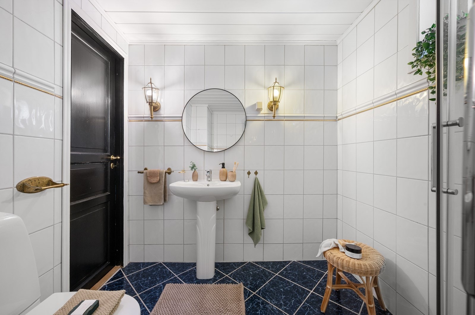 Det er innredet med søyleservant, ettgreps blandebatteri, speil, vegglampe, gulvstående toalett og dusjkabinett. Galleribilde