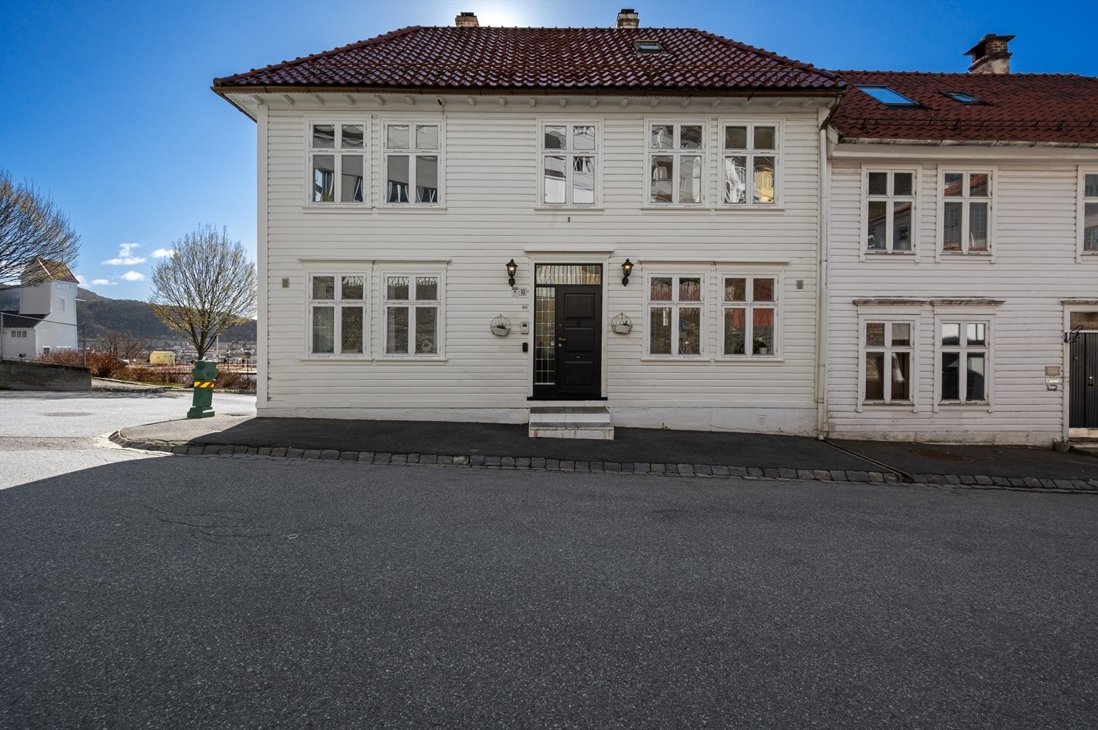 Denne boligen ligger i en rolig blindvei midt i kjernen av dette nabolaget, og kombinerer historisk sjarm med praktisk nærhet til sentrum og byfjellene. Velkommen inn! Galleribilde