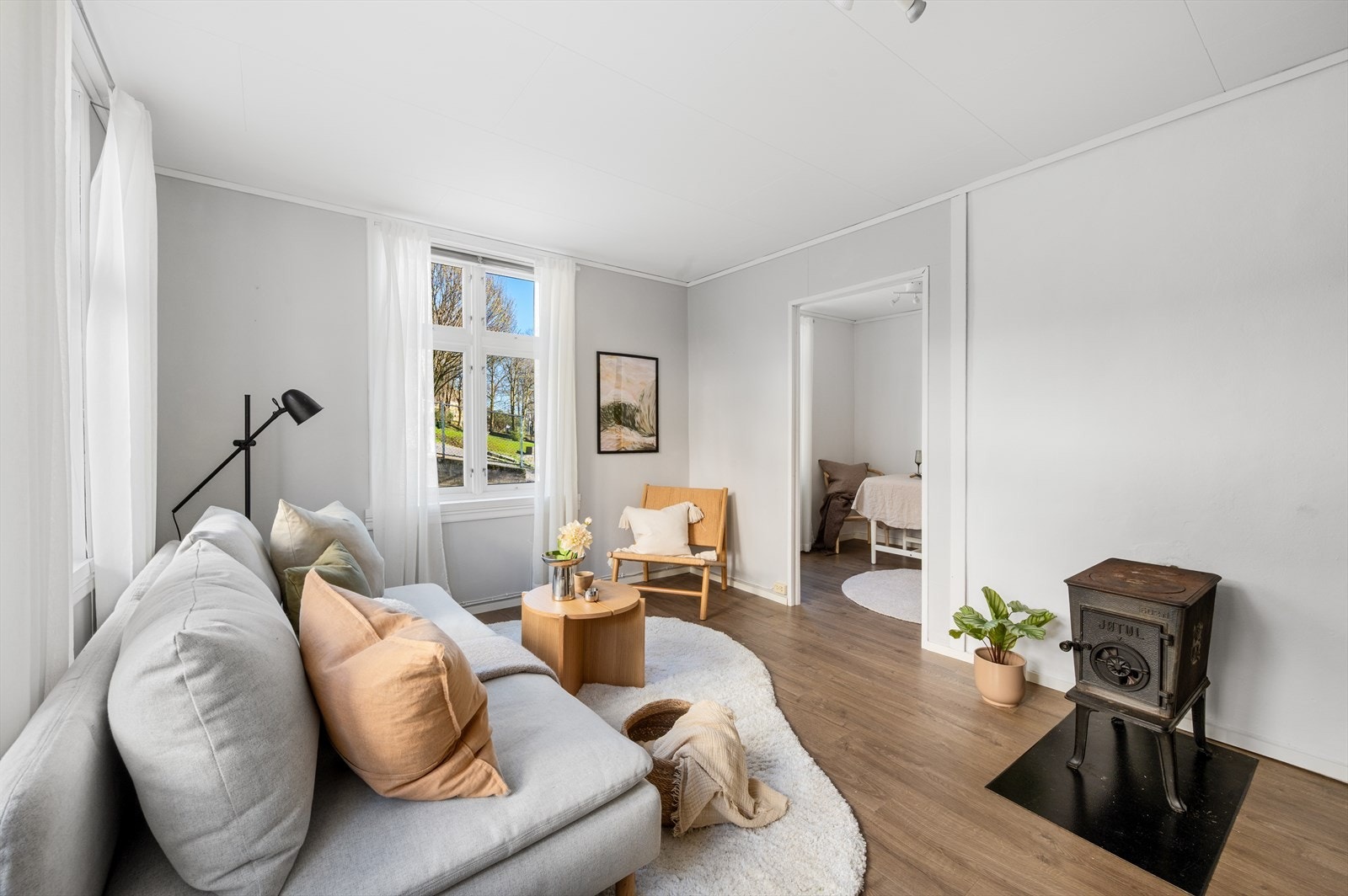Stuen har god størrelse og leder til spisestue og kjøkken, med stemningsfull utsikt mot Skansen og Skansedammen. Galleribilde