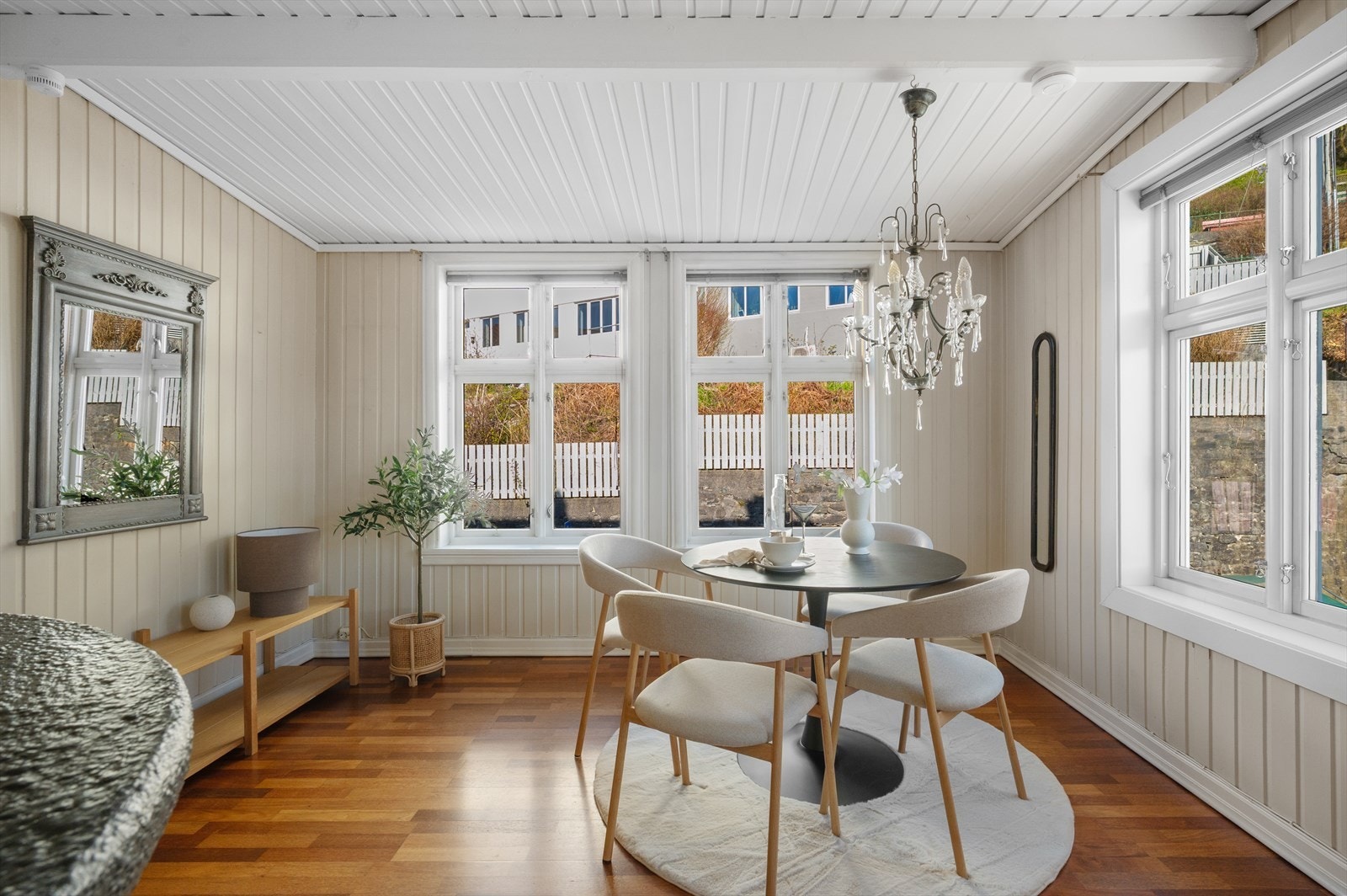 Spisestuen fremstår som et naturlig samlingspunkt, med god plass til et romslig spisebord - ideelt for både hverdagsmåltider og sosiale anledninger. Galleribilde