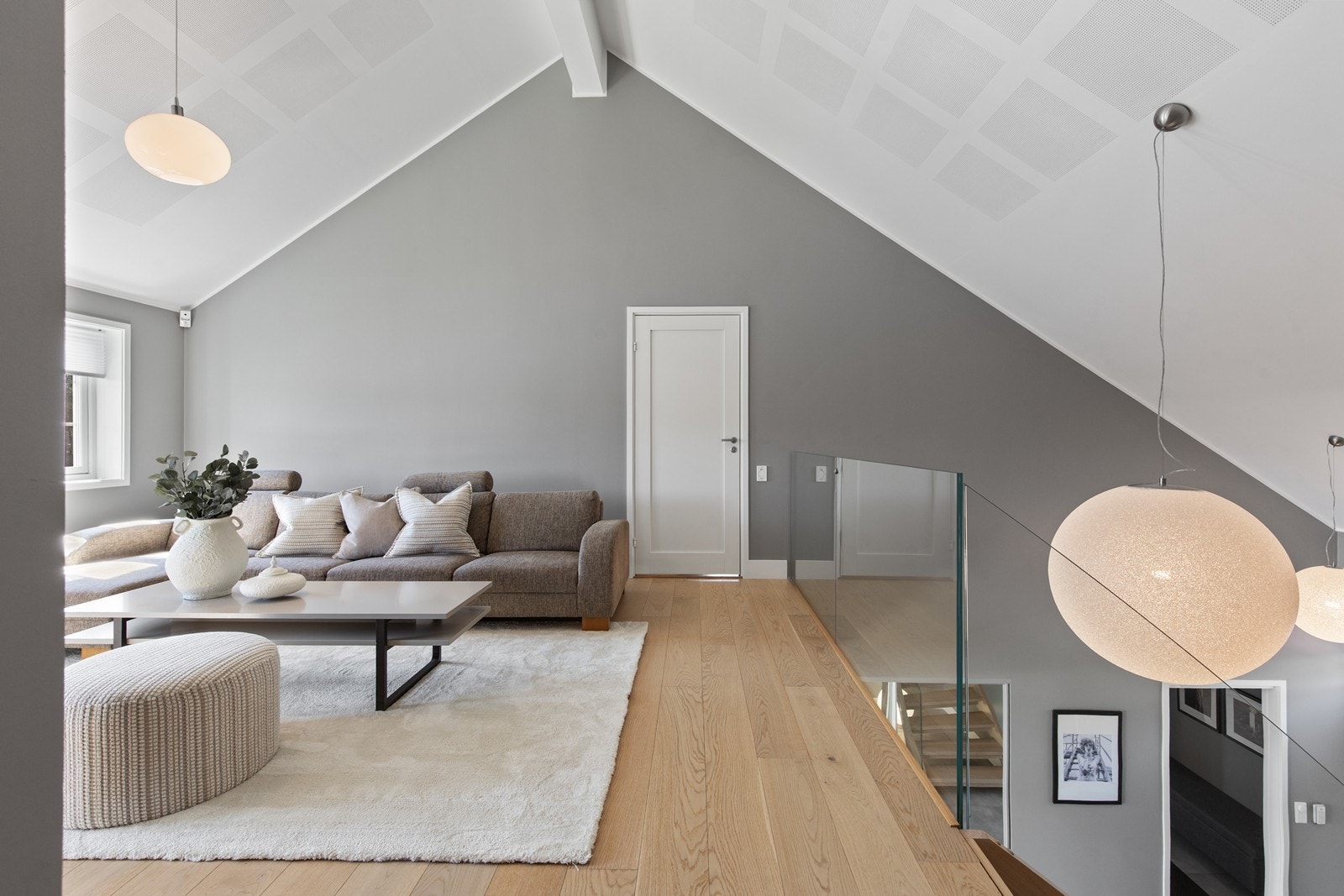 Lekkert med åpen himling og fine materialvalg Galleribilde