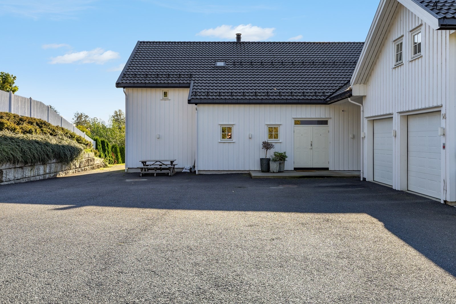 Fin passasje ned til hagen og bryggen på siden av boligen Galleribilde