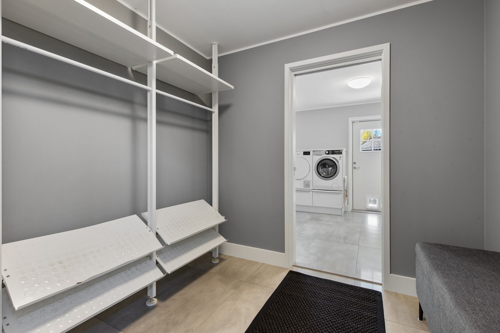 Praktisk garderoberom inn fra inngangspartiet, og videre inn til vaskerommet Galleribilde