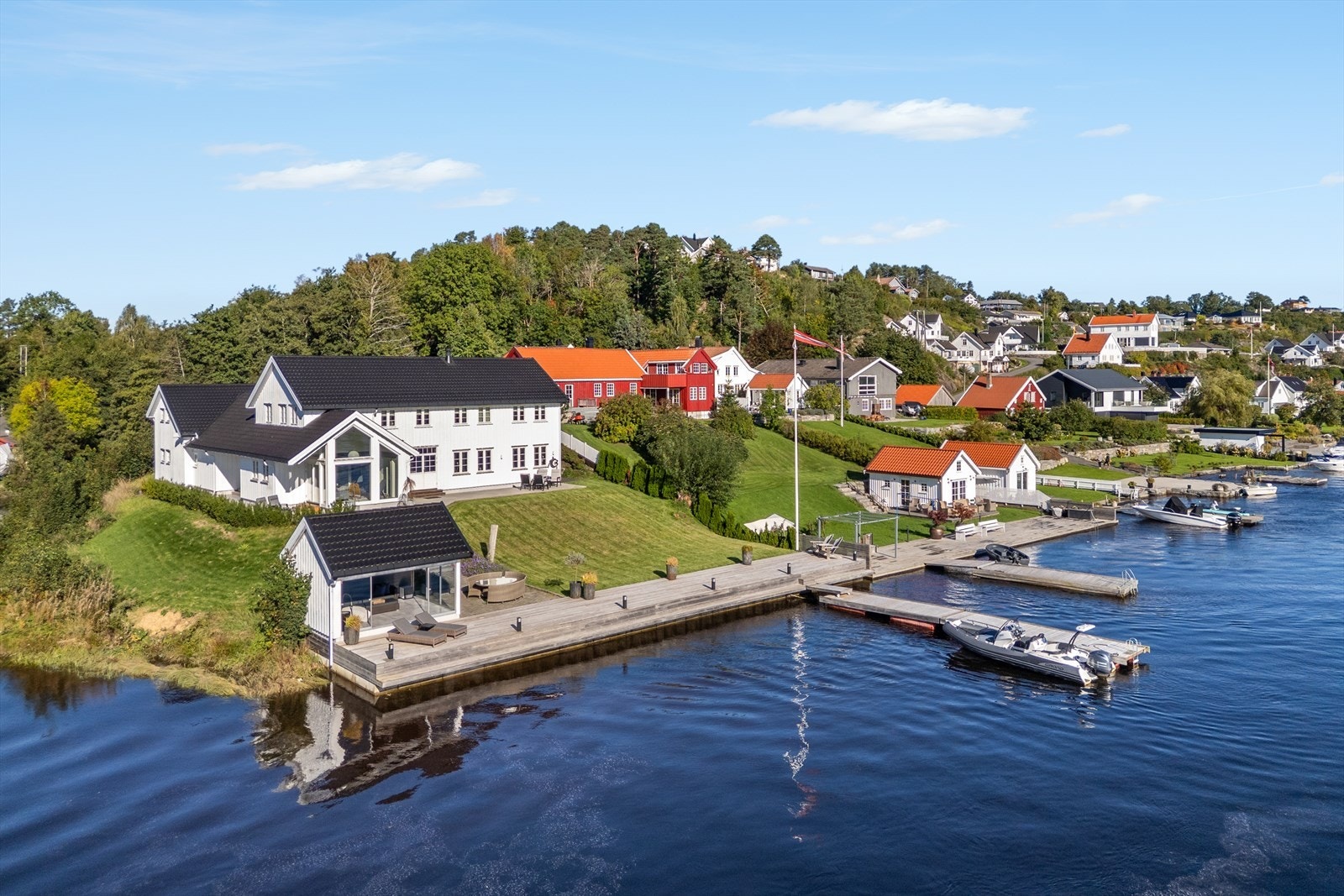 Eksklusiv strandeiendom fra 2017 (365m²) med gjennomgående høy standard Galleribilde