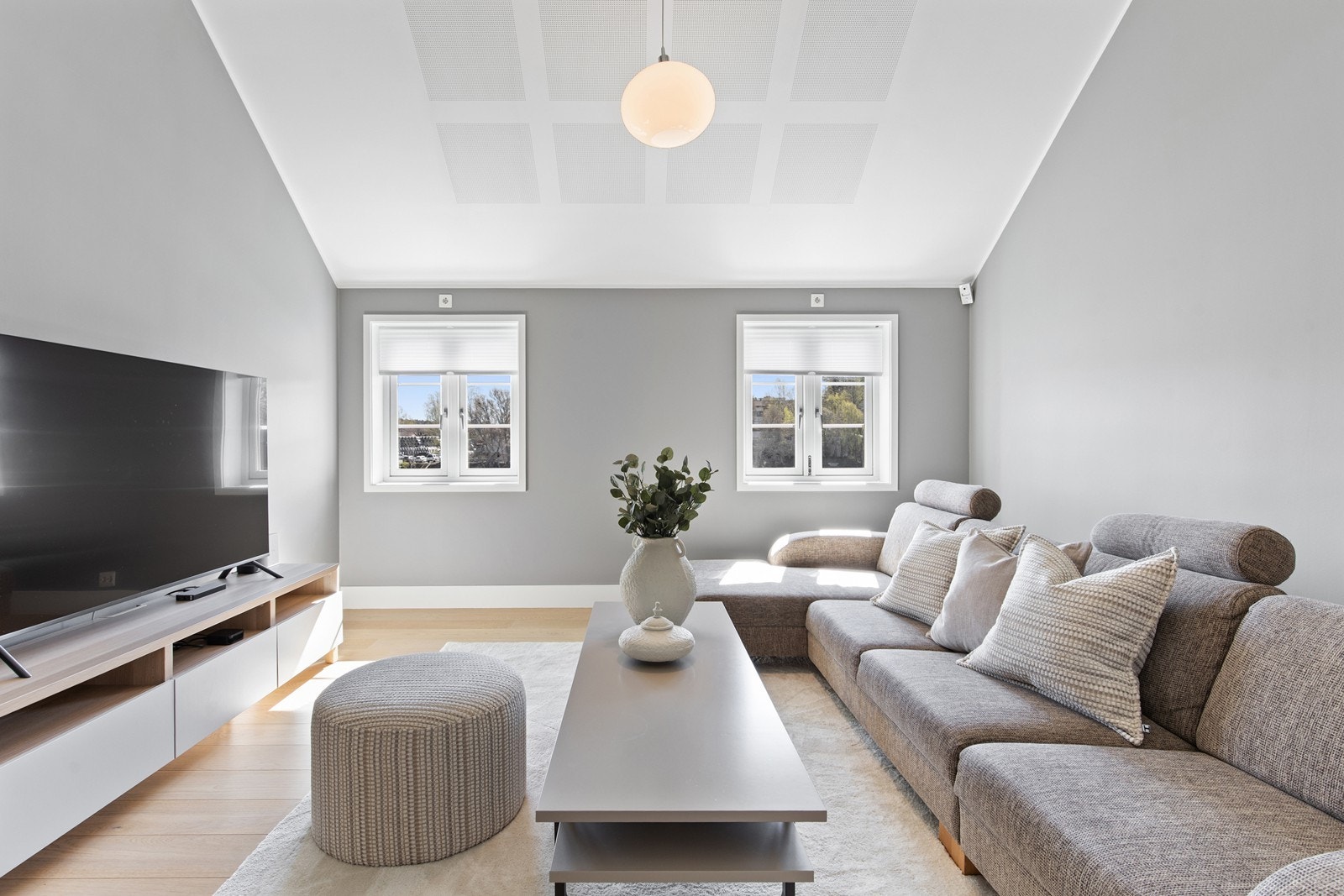 Lyst og trivelig med god plass til sofagruppe Galleribilde