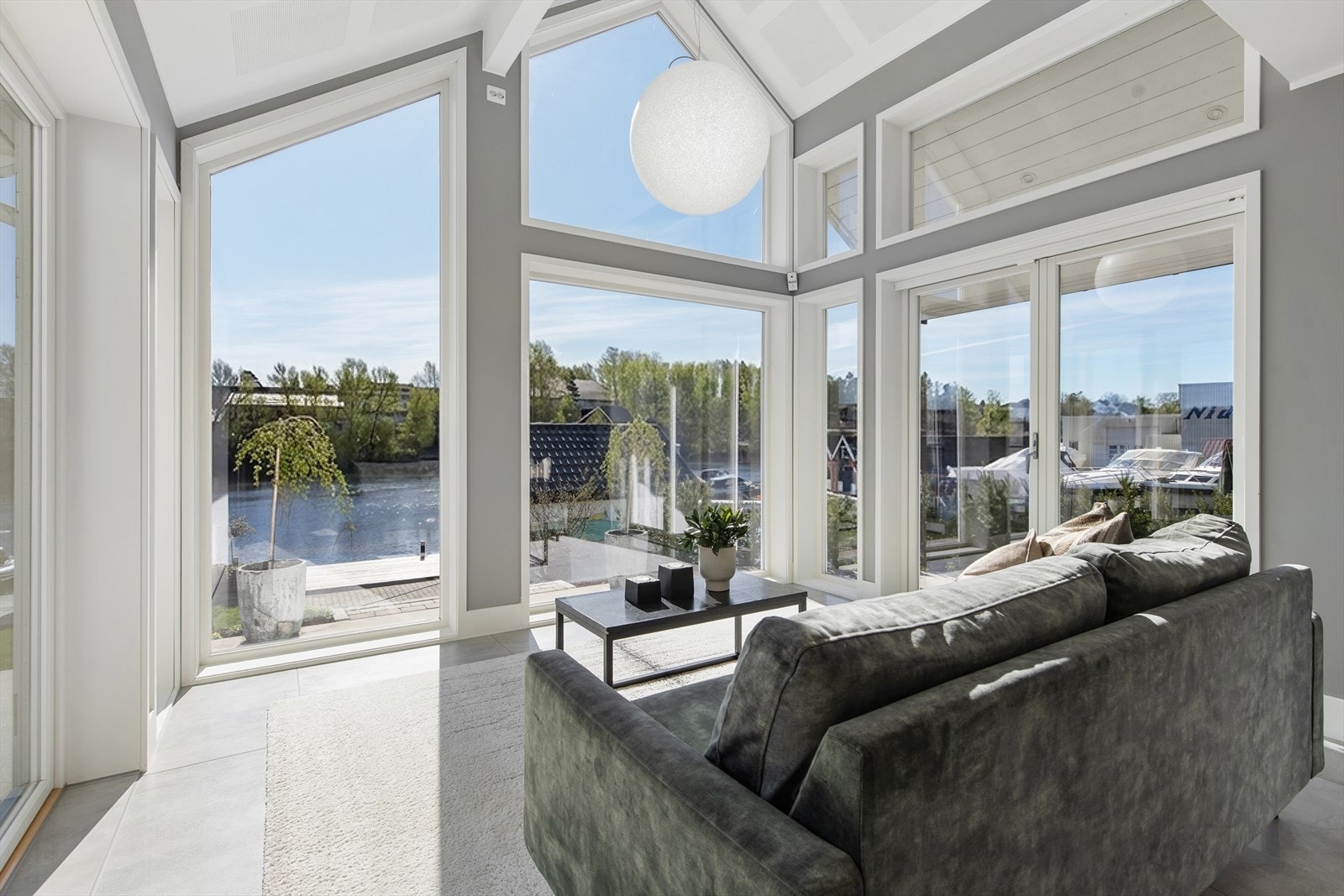 Fin plass til sittegruppe i fantastiske omgivelser Galleribilde