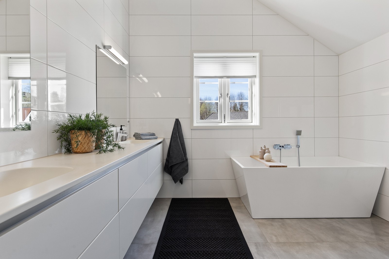 Romslig bad med åpen himling Galleribilde