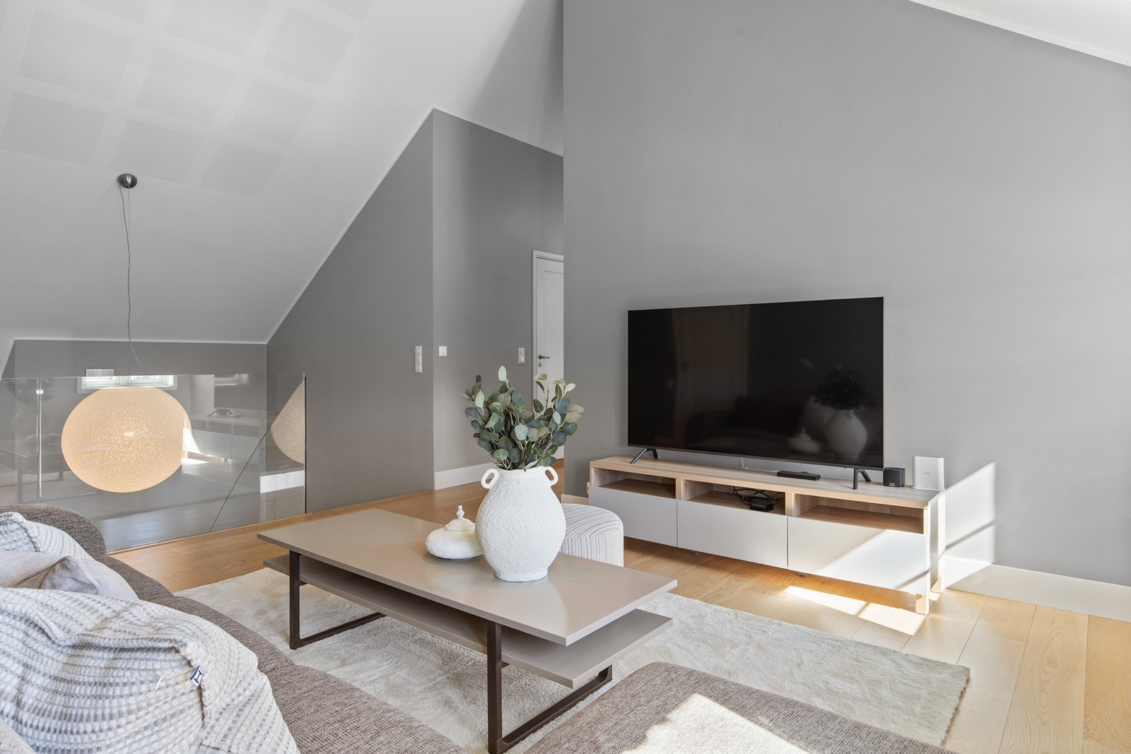 Tv og tilhørende møblement er det også god plass til Galleribilde