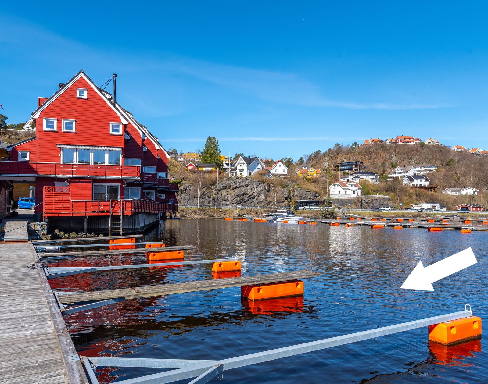 Egen båtplass rett utenfor boligen gir en sjelden og attraktiv beliggenhet ved sjøen. Galleribilde