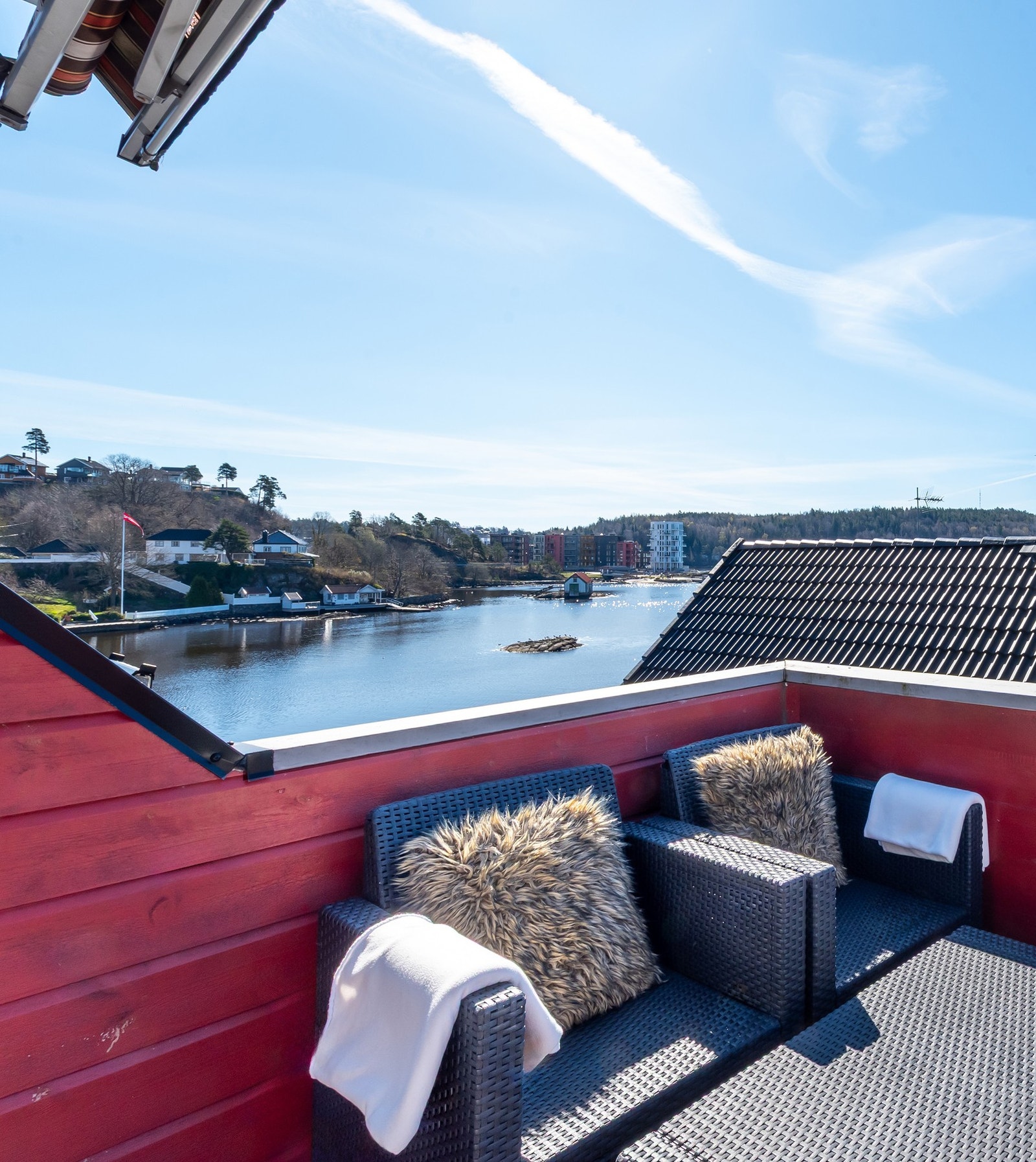 Usjenert og solrik takterrasse med nydelig utsikt over sjøen og nærområdet. Galleribilde