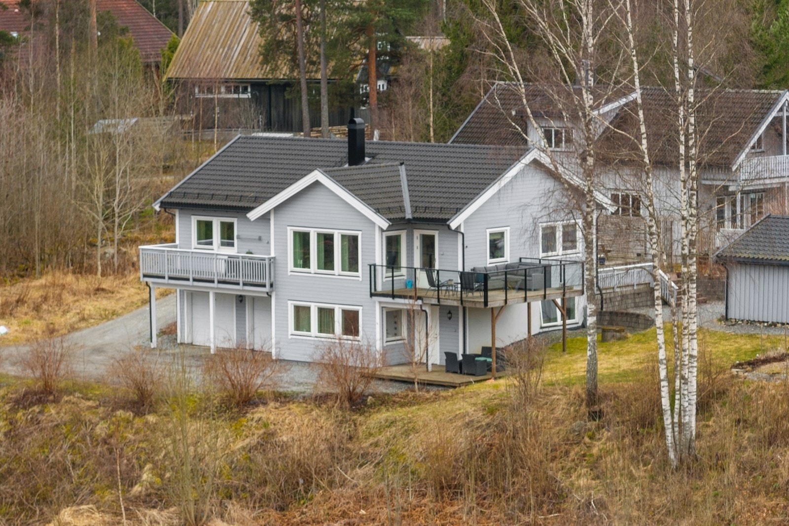 Enebolig fra 2014 med liggende bordkledning og tak tekket med betongtakstein. Galleribilde