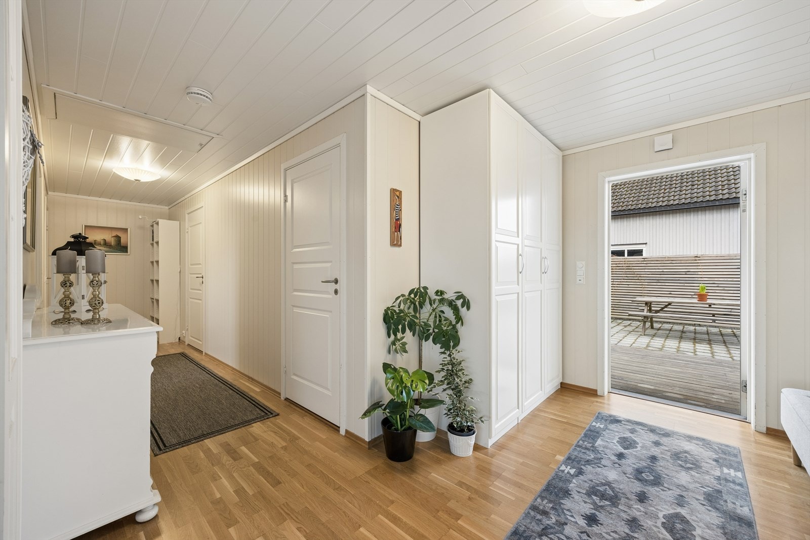 Entréen har god plass til garderobeløsninger og direkte utgang til den store uteplassen ved inngangen. Galleribilde
