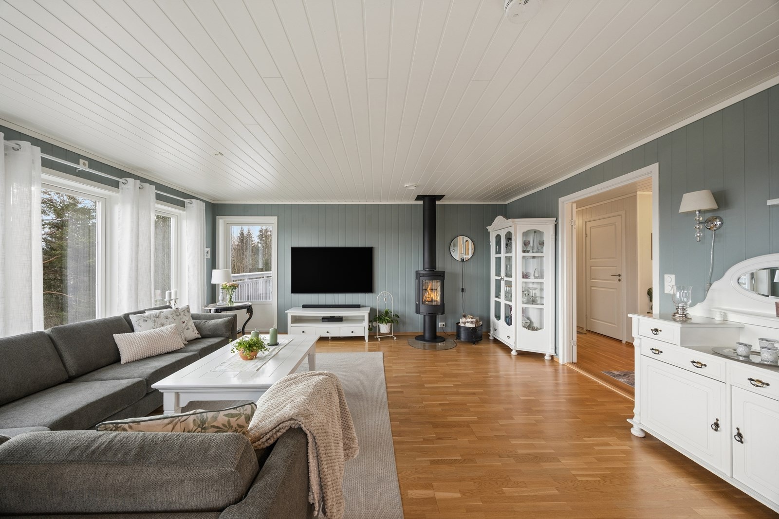 Gjennomgående materialvalg og en åpen planløsning skaper en god flyt mellom rommene. Galleribilde
