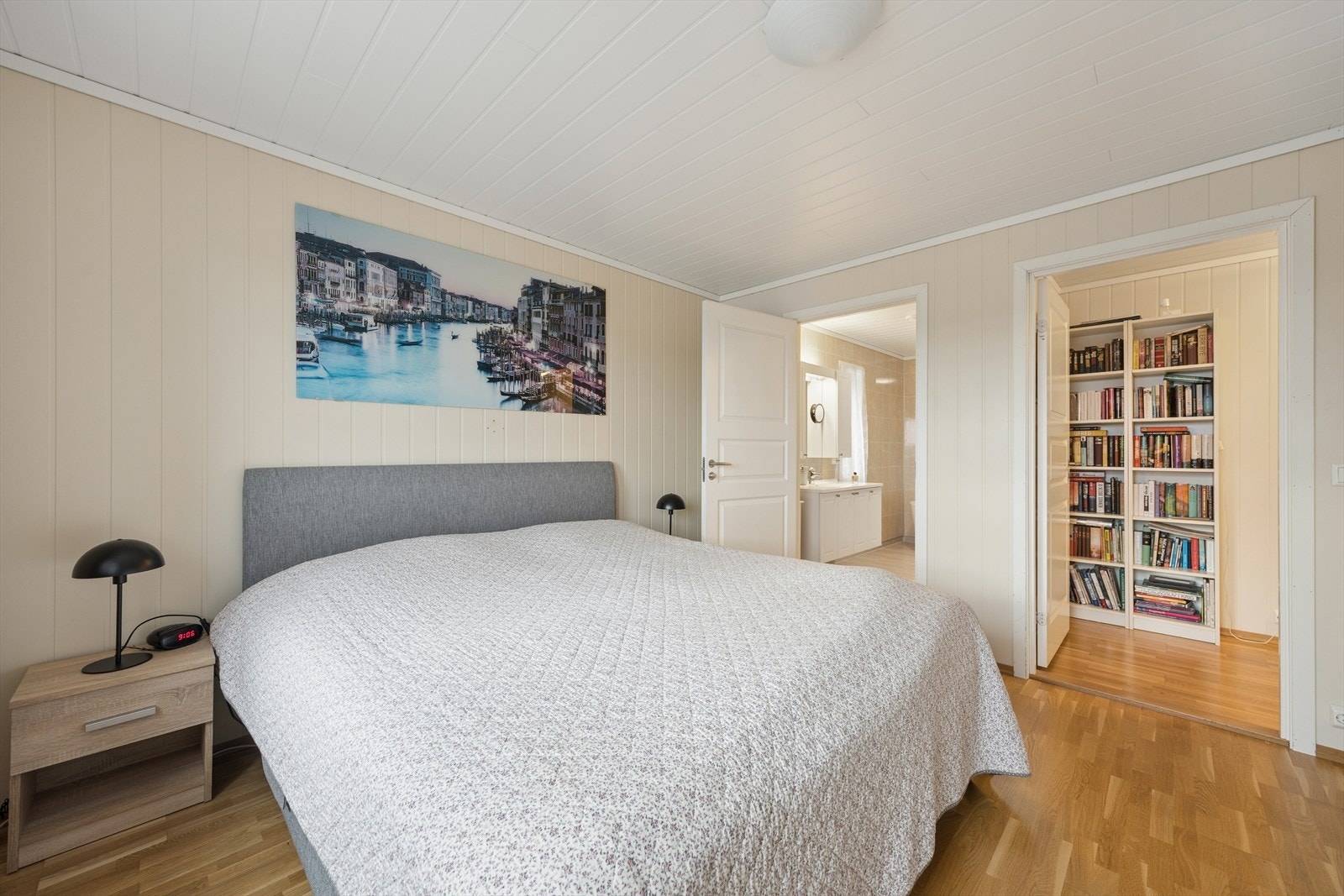 Hovedsoverommet har praktisk tilknytning til det ene av etasjens to bad. Galleribilde