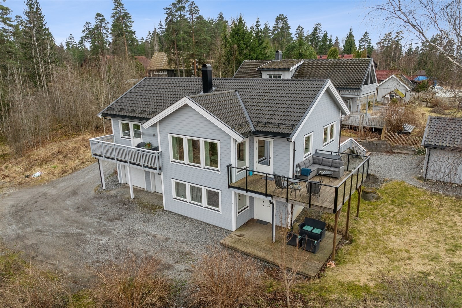 Boligen har flere store uteplasser fordelt på de to boenhetene, inkludert balkonger ved stuen og en utvidet terrasse med glassrekkverk fra 2020. Galleribilde