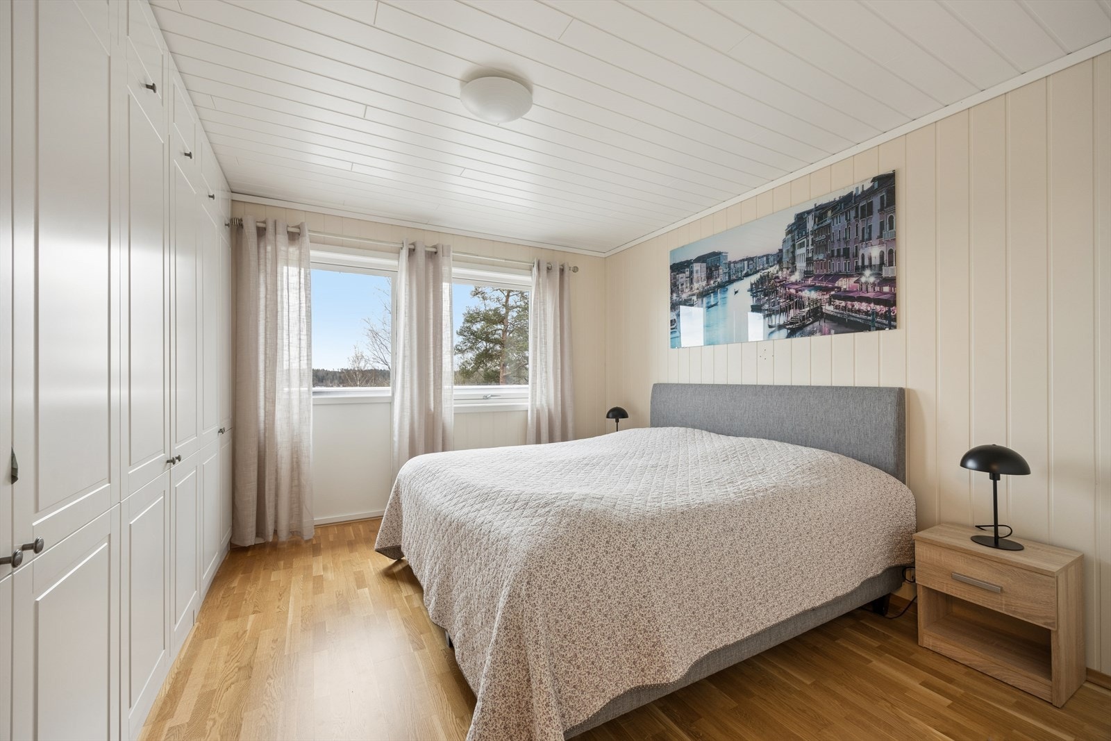 Hovedsoverommet har en hel vegg med garderobeskap som gir rikelig med oppbevaringsplass. Galleribilde