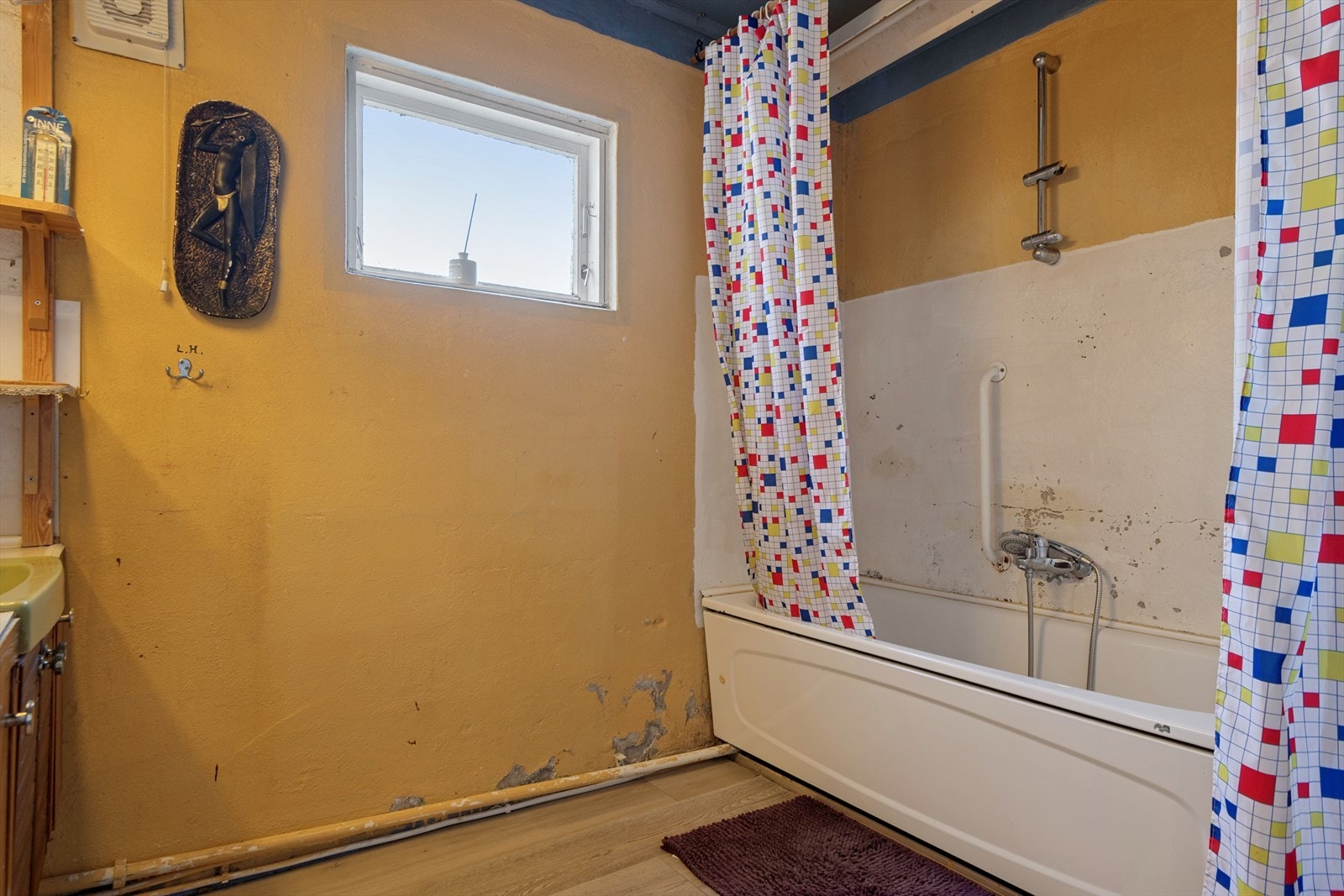 Badet er utstyrt med badekar, toalett og baderomsinnredning. Galleribilde