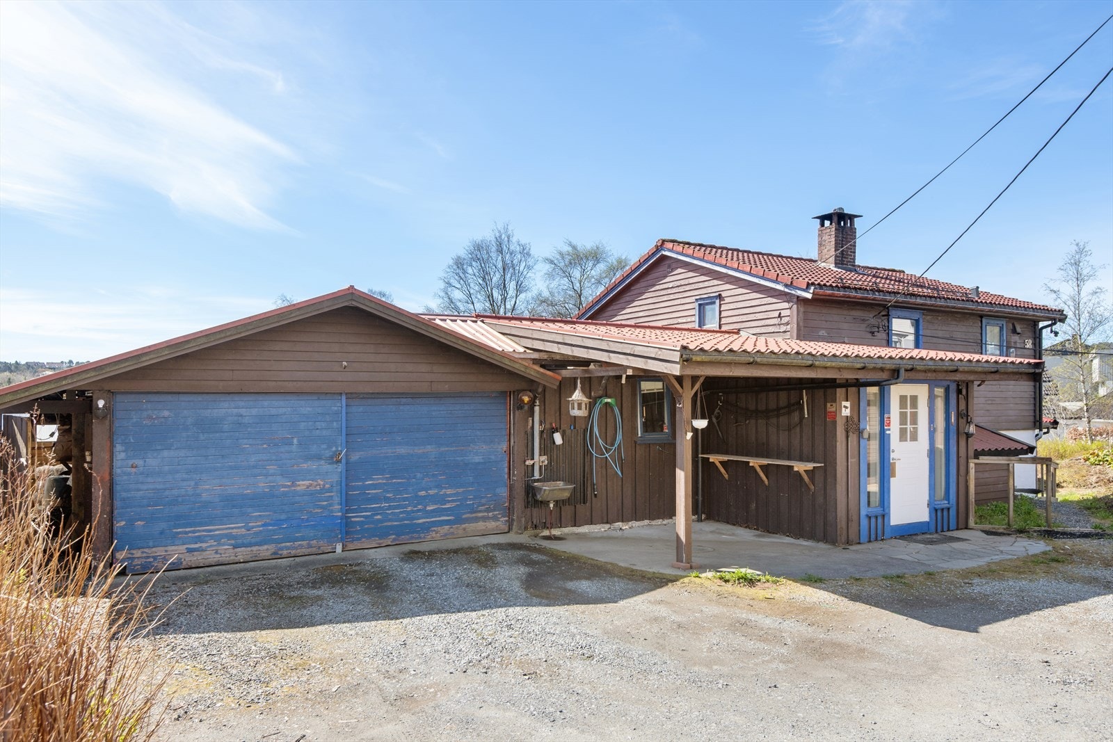 Eiendommen har en integrert garasje fra 1980, i tillegg til carport og en gruset gårdsplass med gode parkeringsmuligheter. Galleribilde