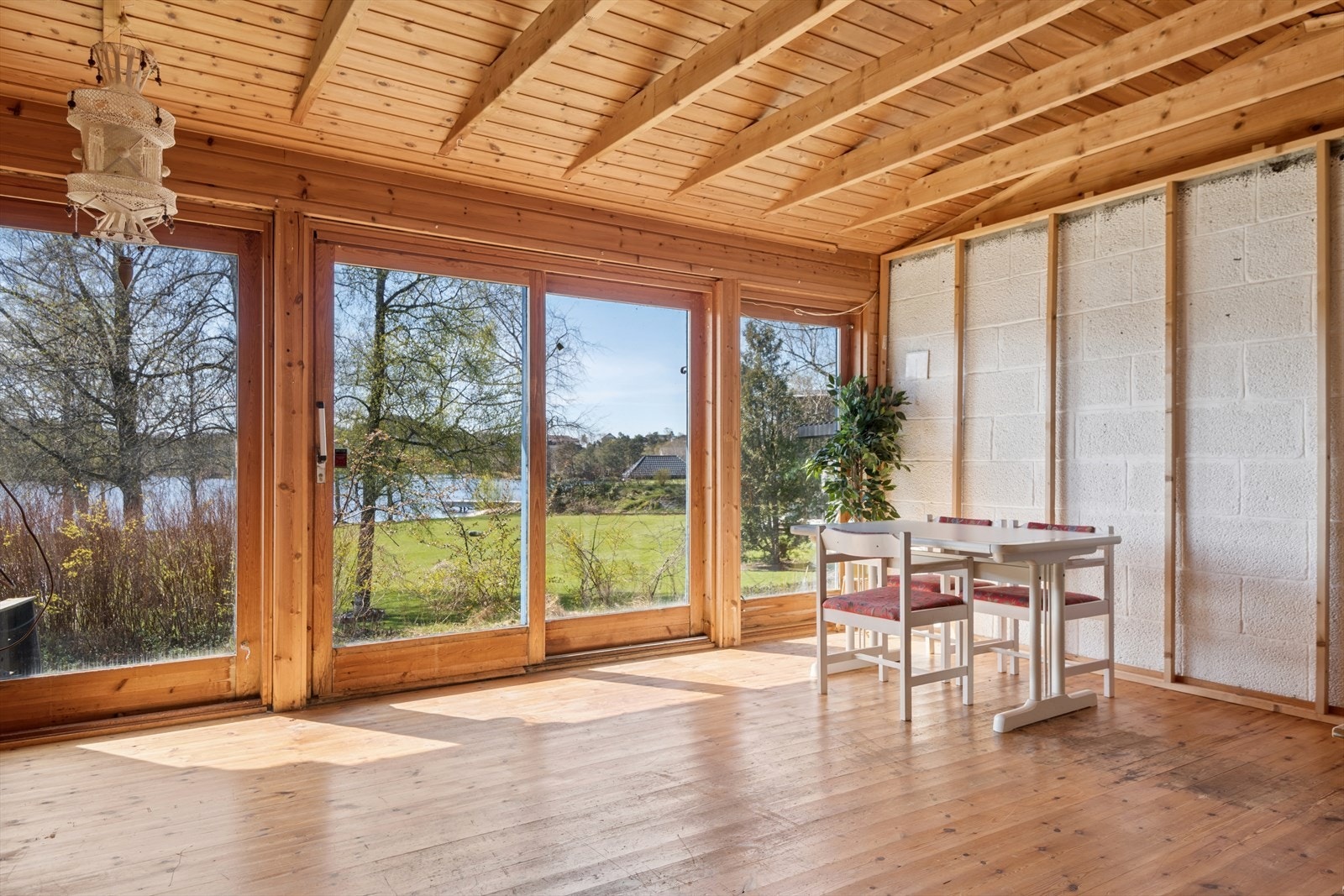 En dobbel terrassedør gir direkte utgang til hagen og uteområdet. Galleribilde
