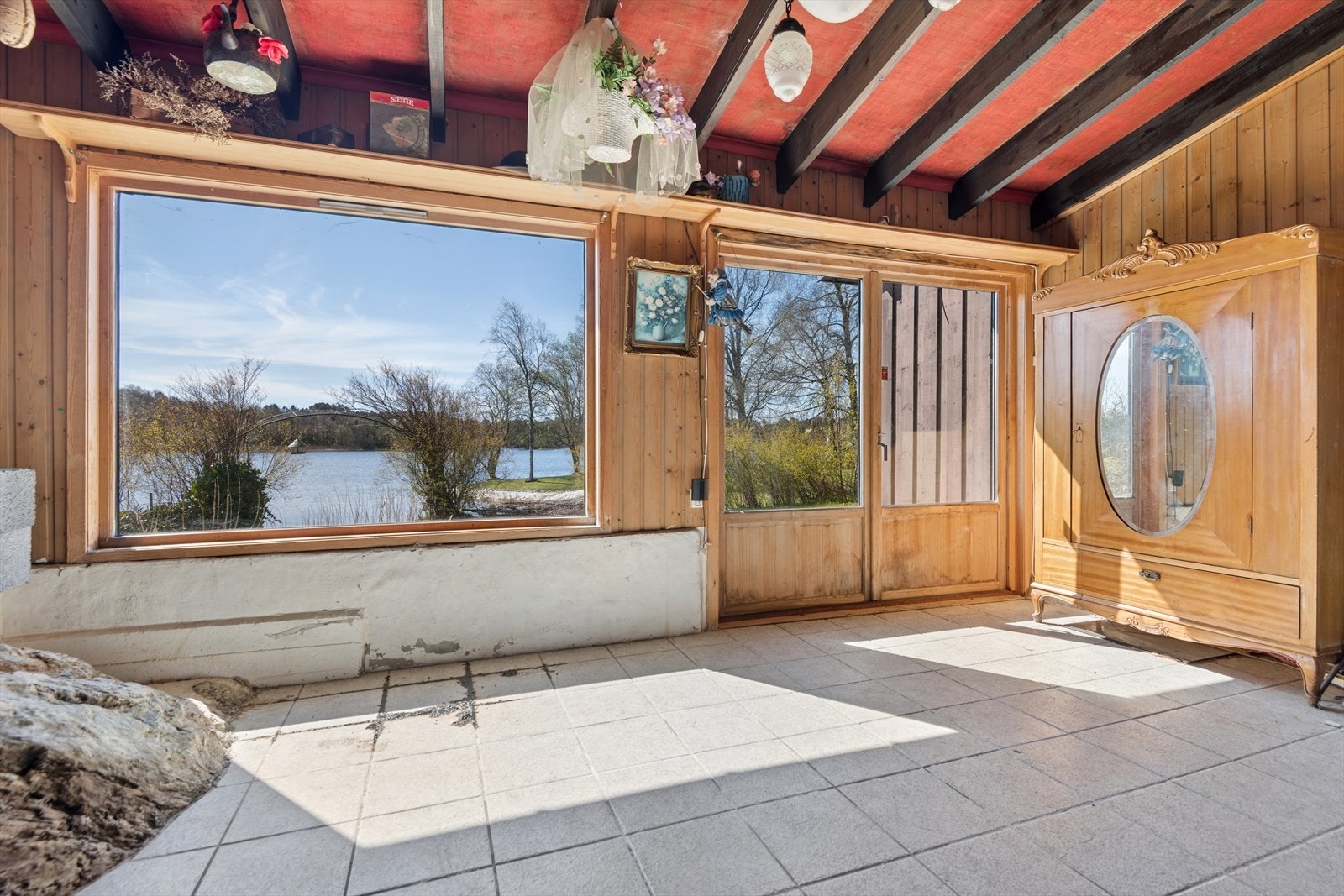 Rommet har flislagt gulv og store vinduer fra 2004 som slipper inn rikelig med dagslys. Galleribilde