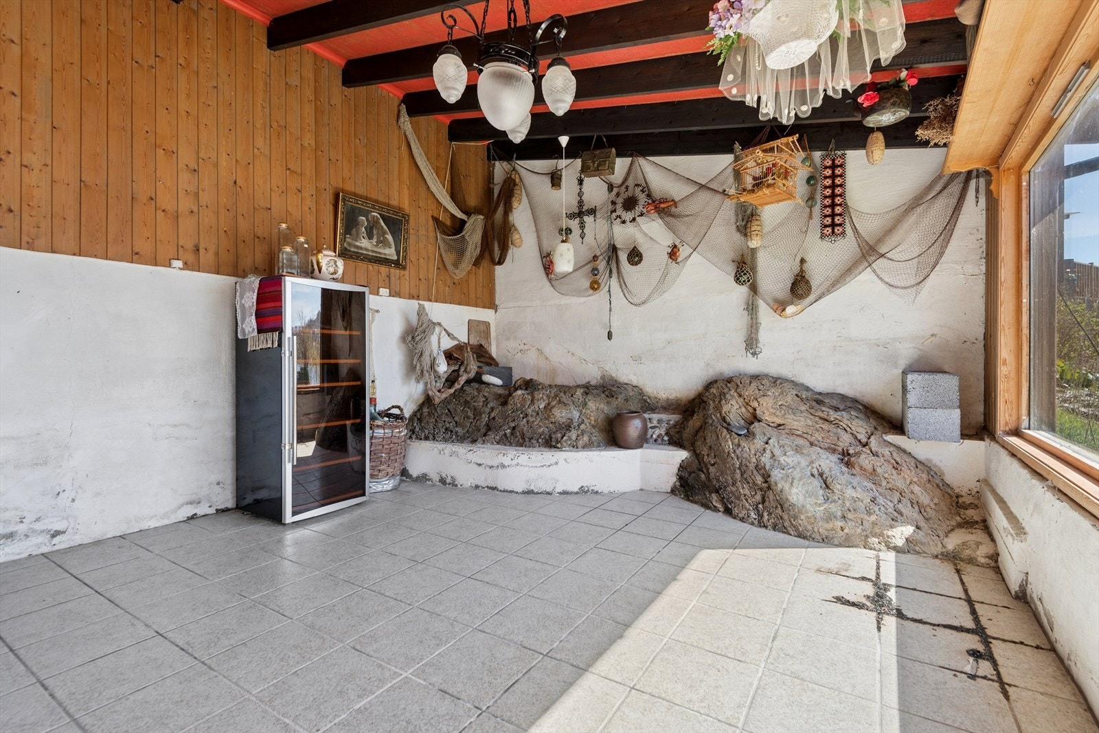 I underetasjen finner du dette unike rommet med synlig fjell, som gir en helt spesiell karakter. Galleribilde