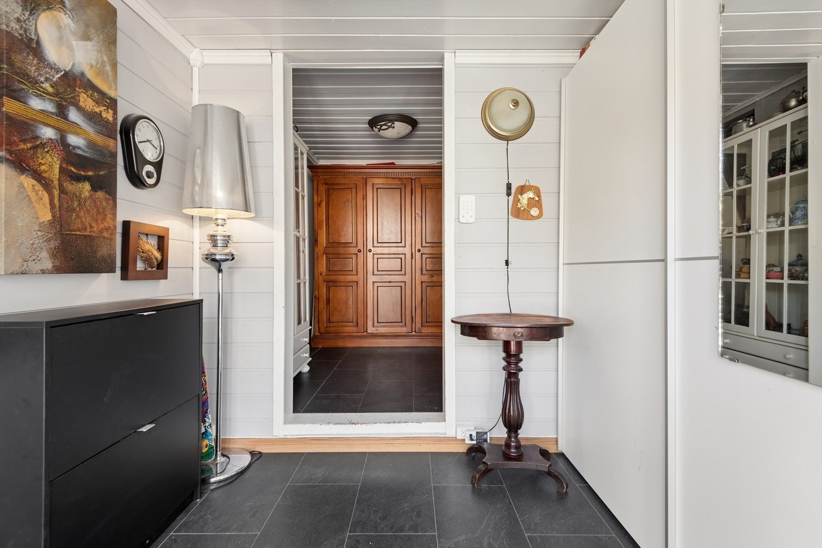 Her er det god plass for garderobe- og opphengsløsninger. Galleribilde