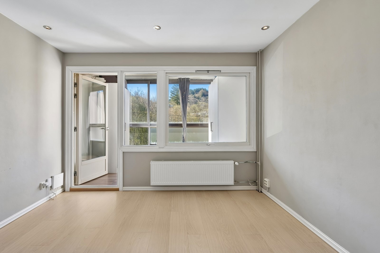 Oppvarming via radiator er inkludert i felleskostnadene. Vinduer og altandør er fra 2003. Galleribilde