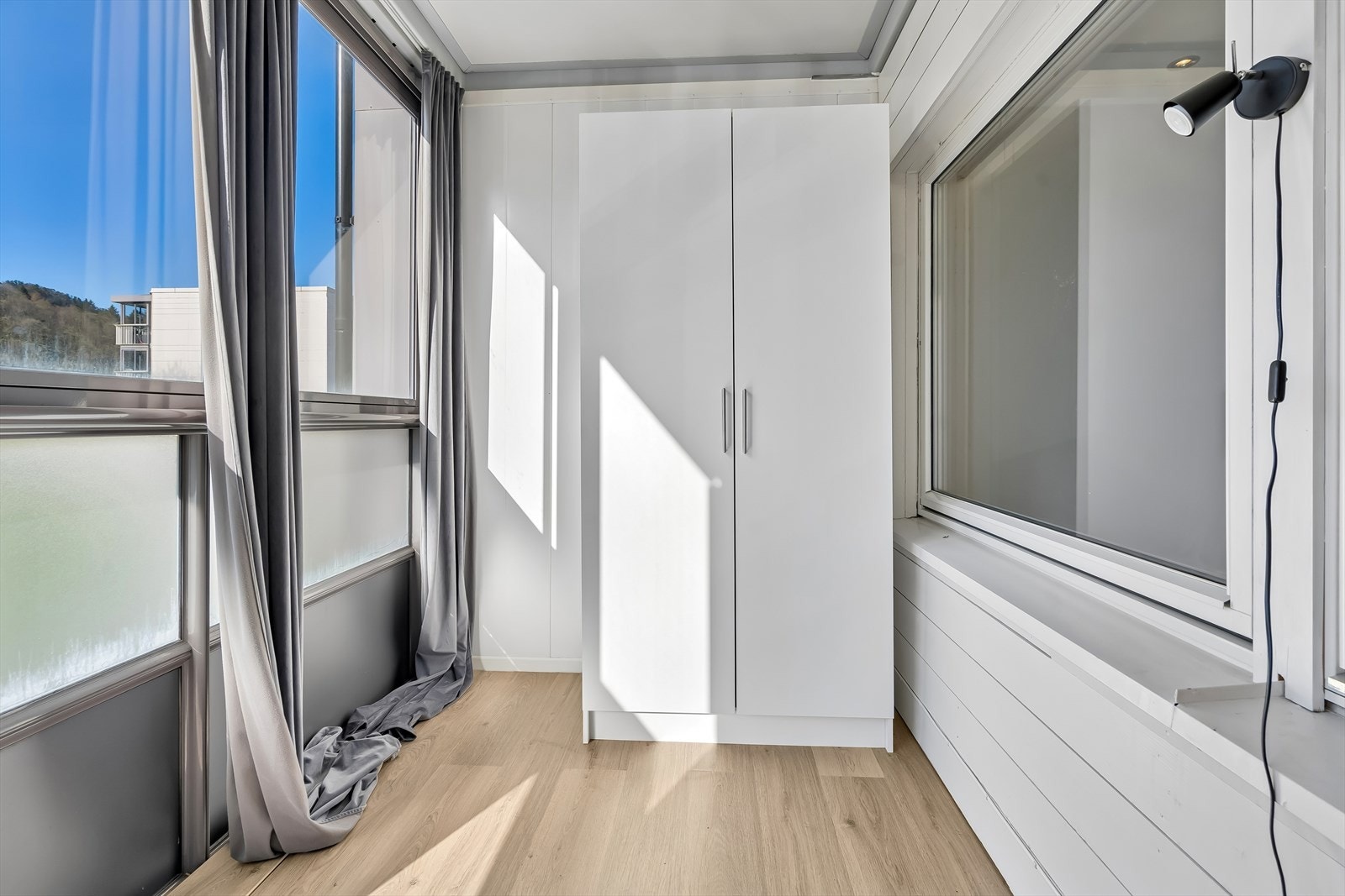 Balkongen har god plass til både oppbevaring og en sittegruppe. Galleribilde