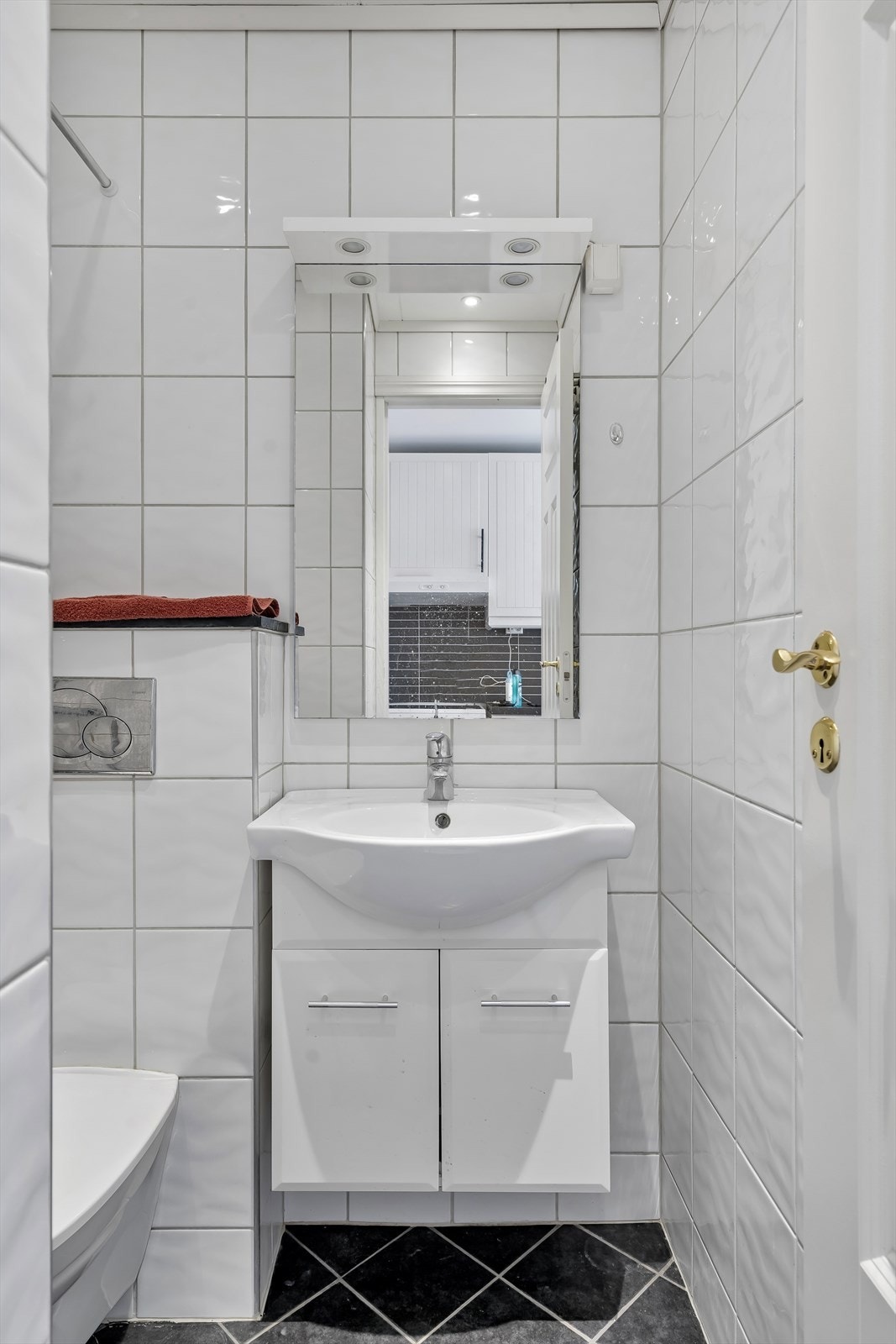Badet ble pusset opp i 2010 og har flislagte overflater, vegghengt toalett og helstøpt servant med skap. Galleribilde