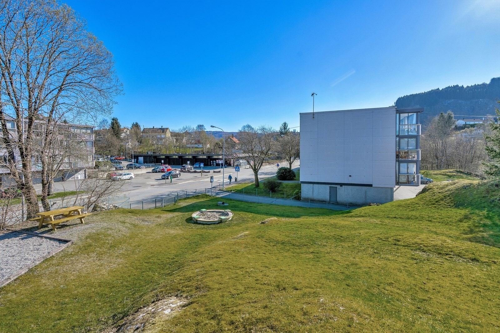 Borettslaget har opparbeidede grøntområder og lekeplass like ved. Galleribilde