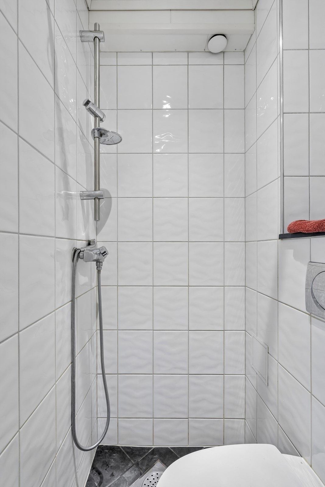 Effektivt utnyttet baderom med dusjnisje. Galleribilde