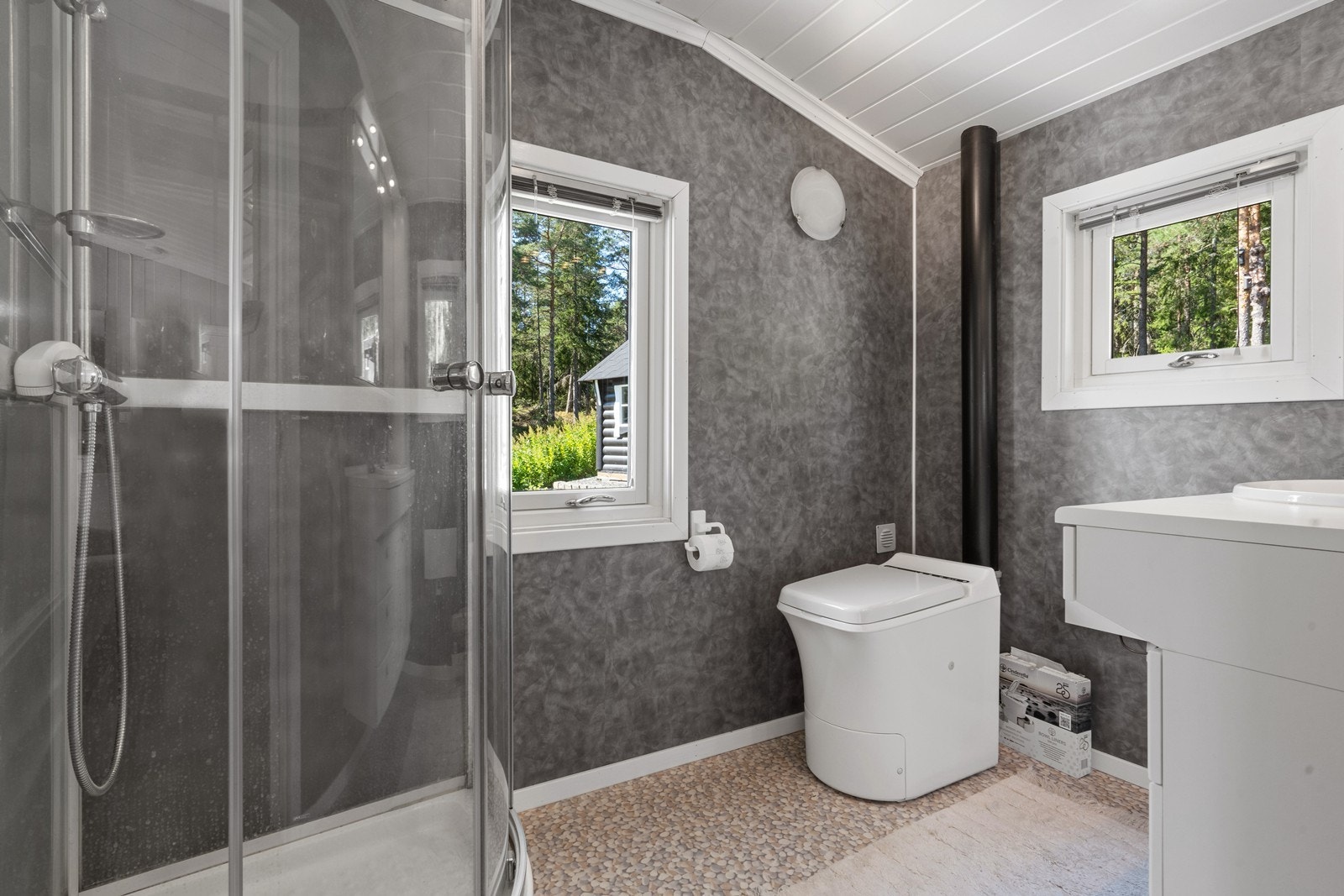Badet fra 2008 er utstyrt med dusjkabinett og et Cinderella forbrenningstoalett. Galleribilde