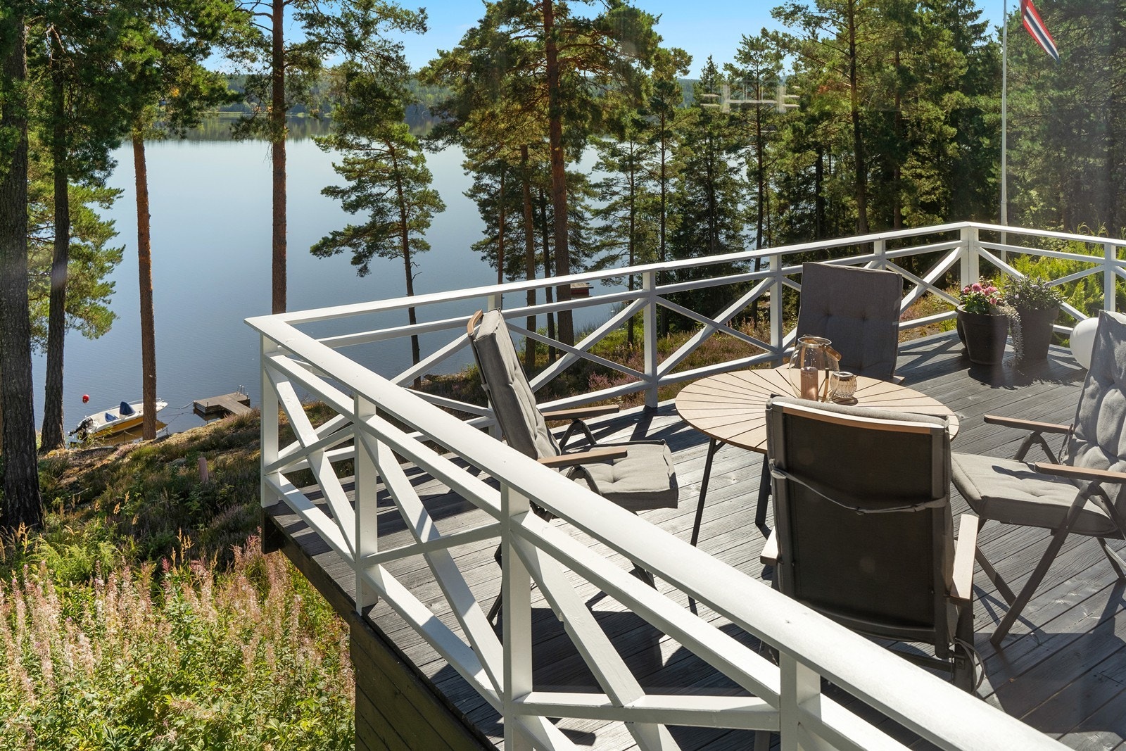 En innholdsrik fritidseiendom med en idyllisk og usjenert beliggenhet ved Vansjø. Galleribilde