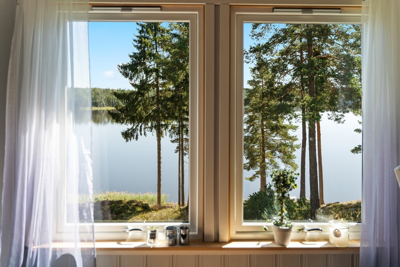 Det er fantastisk utsikt mot Vansjø fra eiendommen. Galleribilde