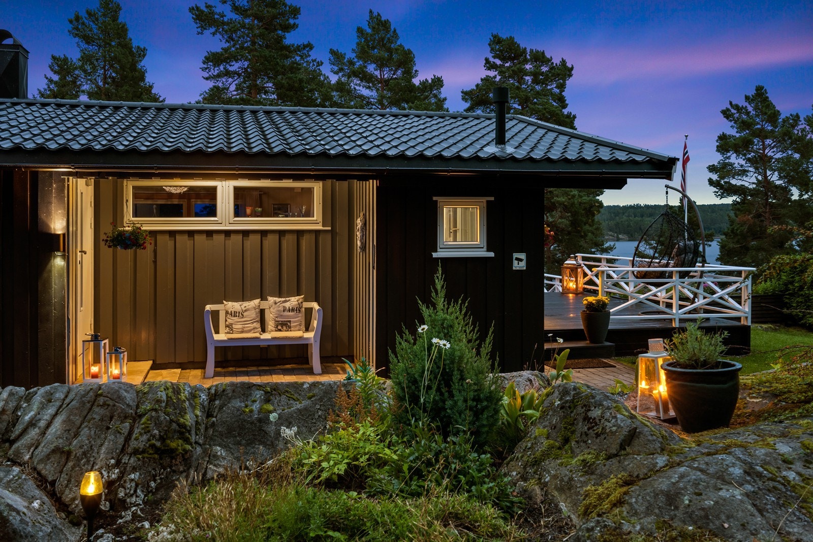 Pent opparbeidet gårdsplass og uteområde. Galleribilde