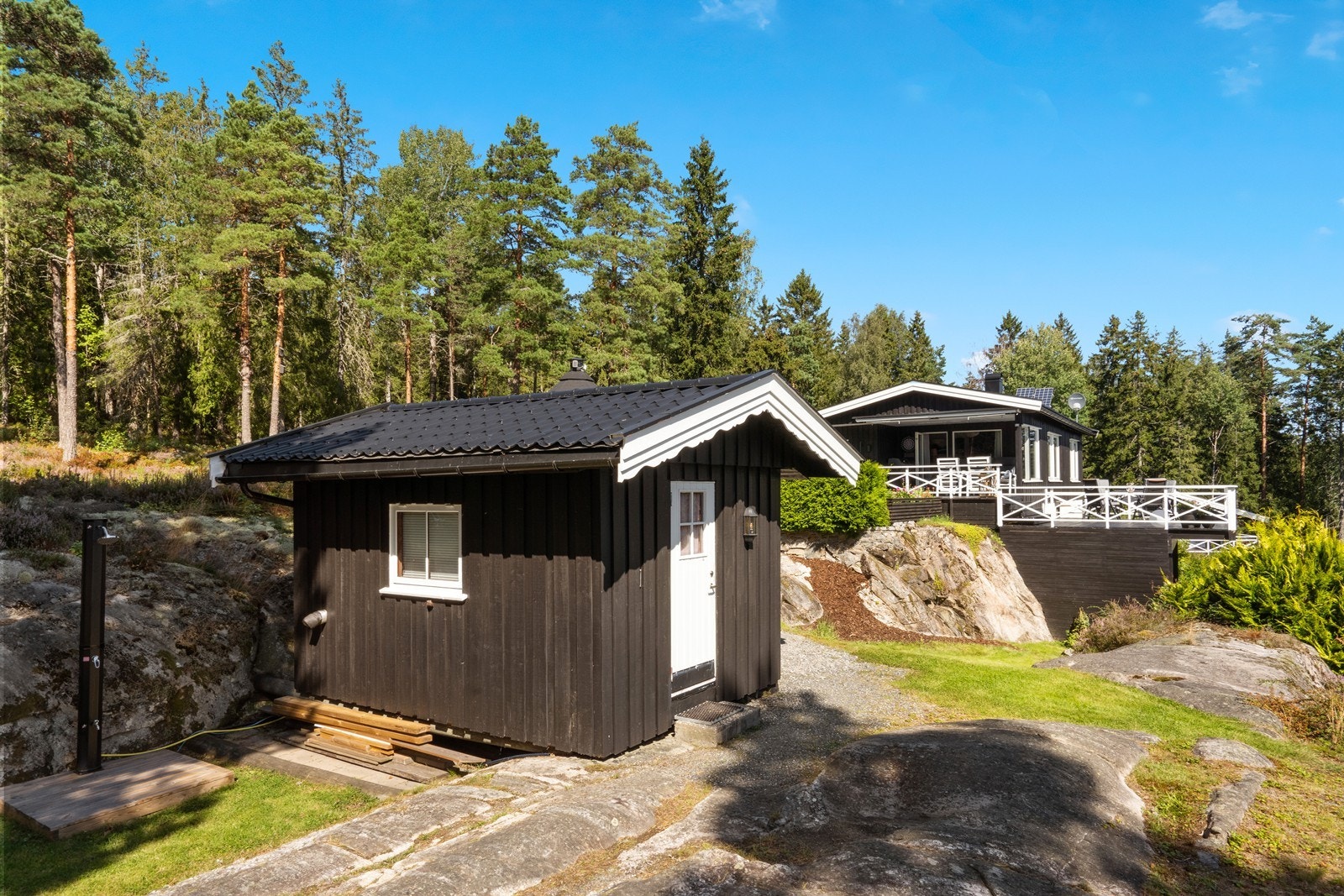 Praktisk uthus på 10 m² fra 2008, som fungerer som bod og verksted. Galleribilde