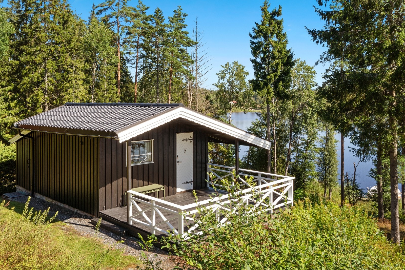 Annekset på 17 m² er innredet med bl.a. to gjestesoveplasser og egen terrasse på 14 m². Galleribilde