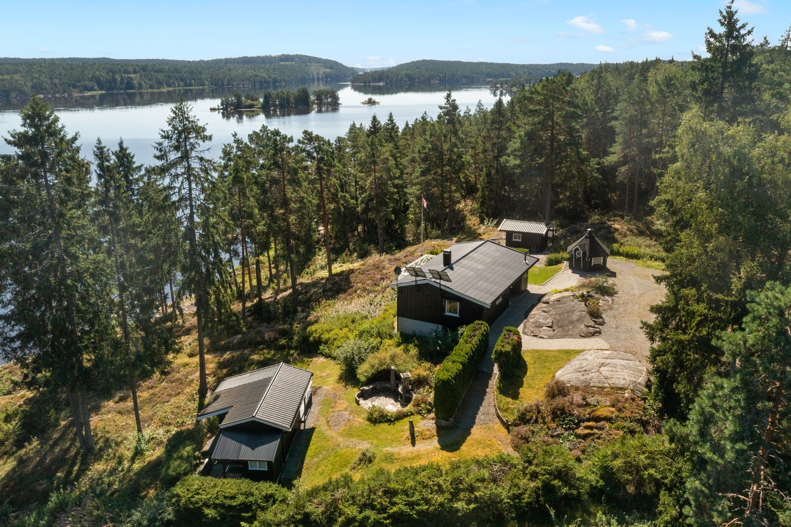 Eiendommen ligger på en romslig festetomt på ca. 1880 m², vakkert plassert mellom skogen og vannet. Galleribilde